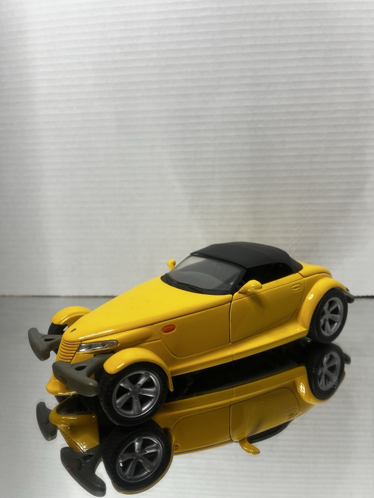 Anson 1:18 1999 Plymouth Prowler Yellow Diecast Convertible – Removable Top