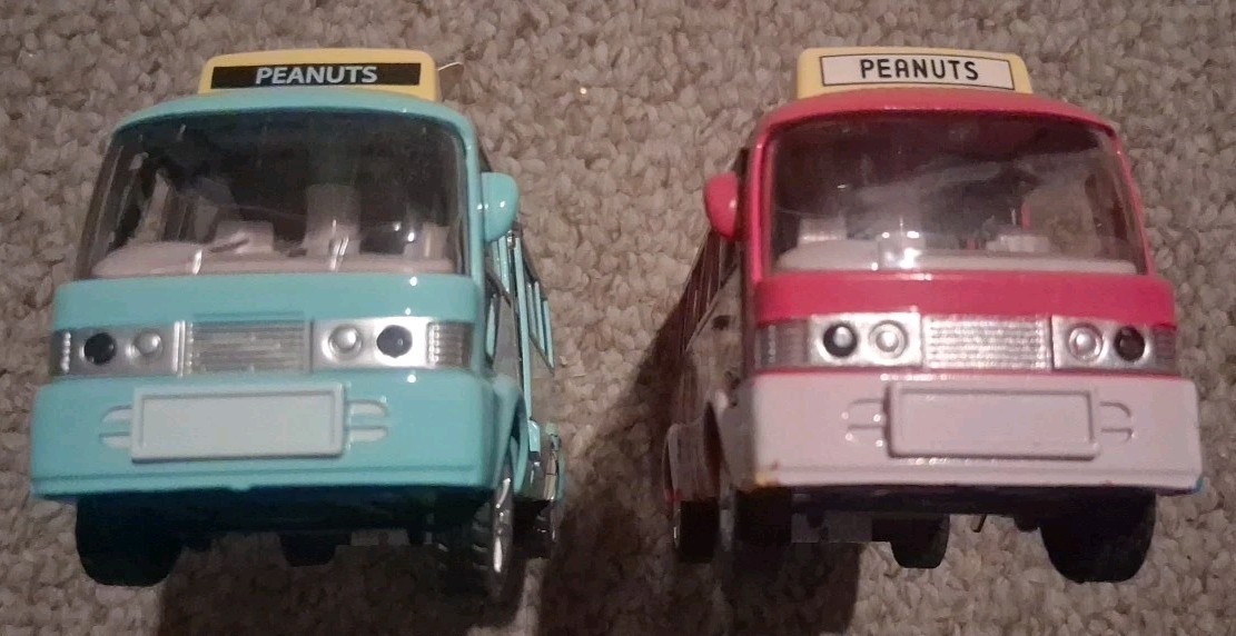 Peanuts Snoopy Diecast Pull-Back Bus Lot Of 2 Pink & Light Blue Charlie Brown