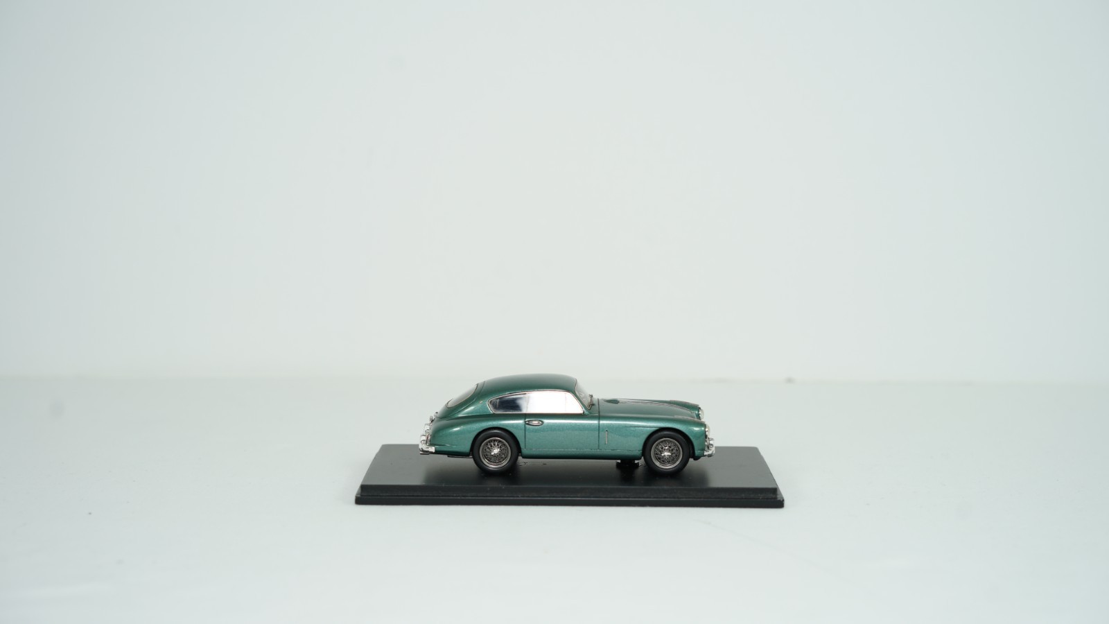 Spark 1/43 Diecast 1953 Aston Martin DB2/4 Coupe Saloon Sports Car S0583 B66
