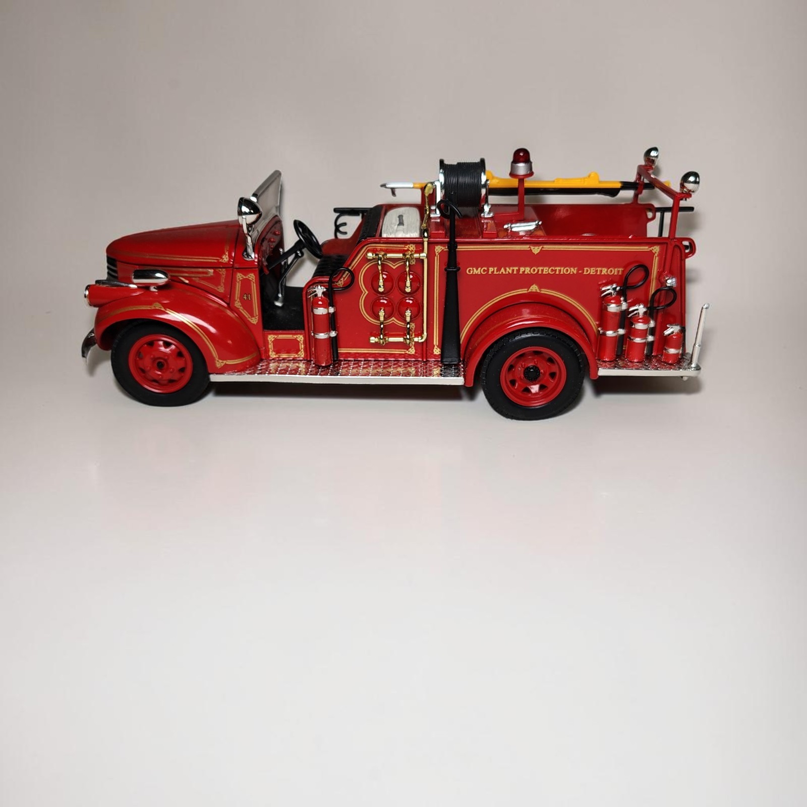 1941 GMC Fire Truck 1:24 Road Signature Diecast – Mint Condition Loose