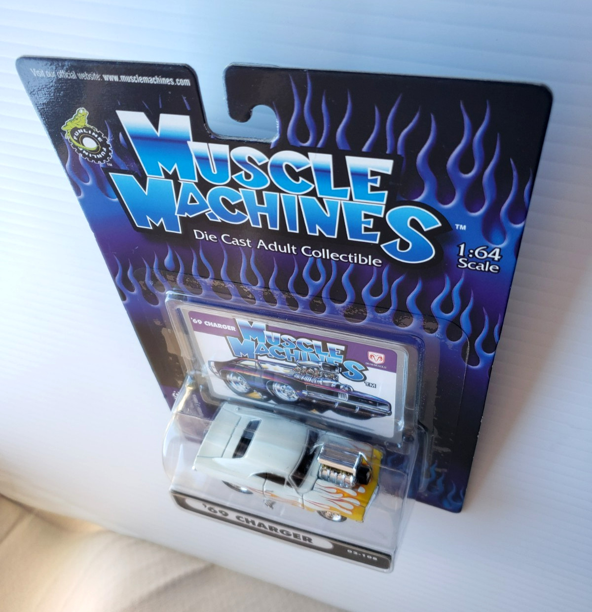 2002 Muscle Machines ’69 DODGE CHARGE White Opened Engine 1:64 #02-108 5SP MOC!