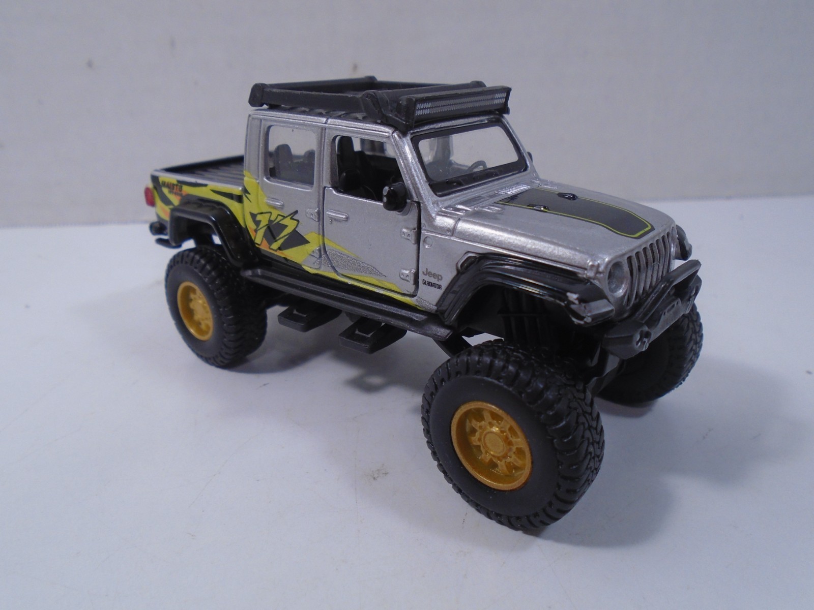 MAISTO–4.5″ SILVER & BLACK JEEP GLADIATOR (LOOK)