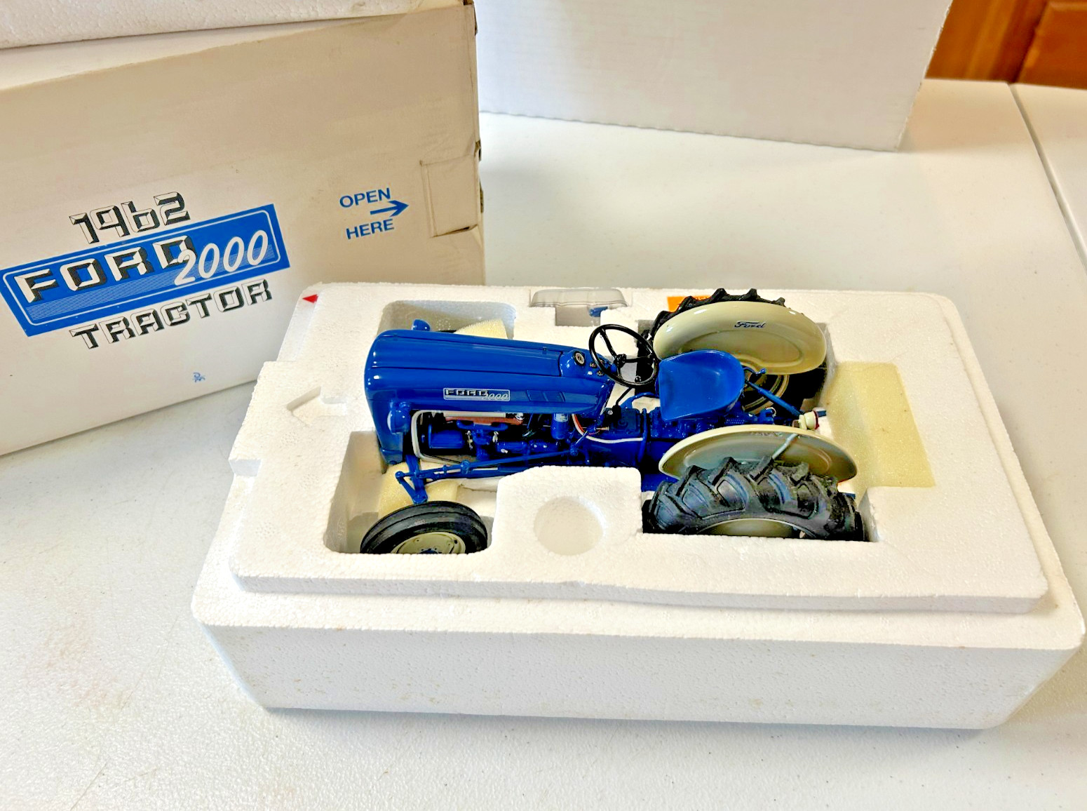 The Danbury Mint 1/16 1962 Ford Model 2000 Blue Diecast Original Box