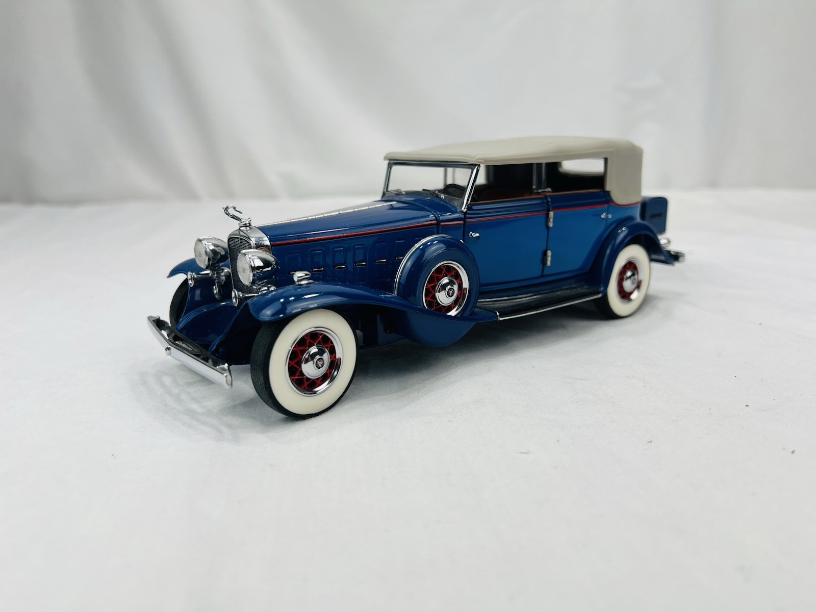 Franklin Mint 1932 Cadillac V16 – two-tone blue, NO TAG OR PAPER WORK