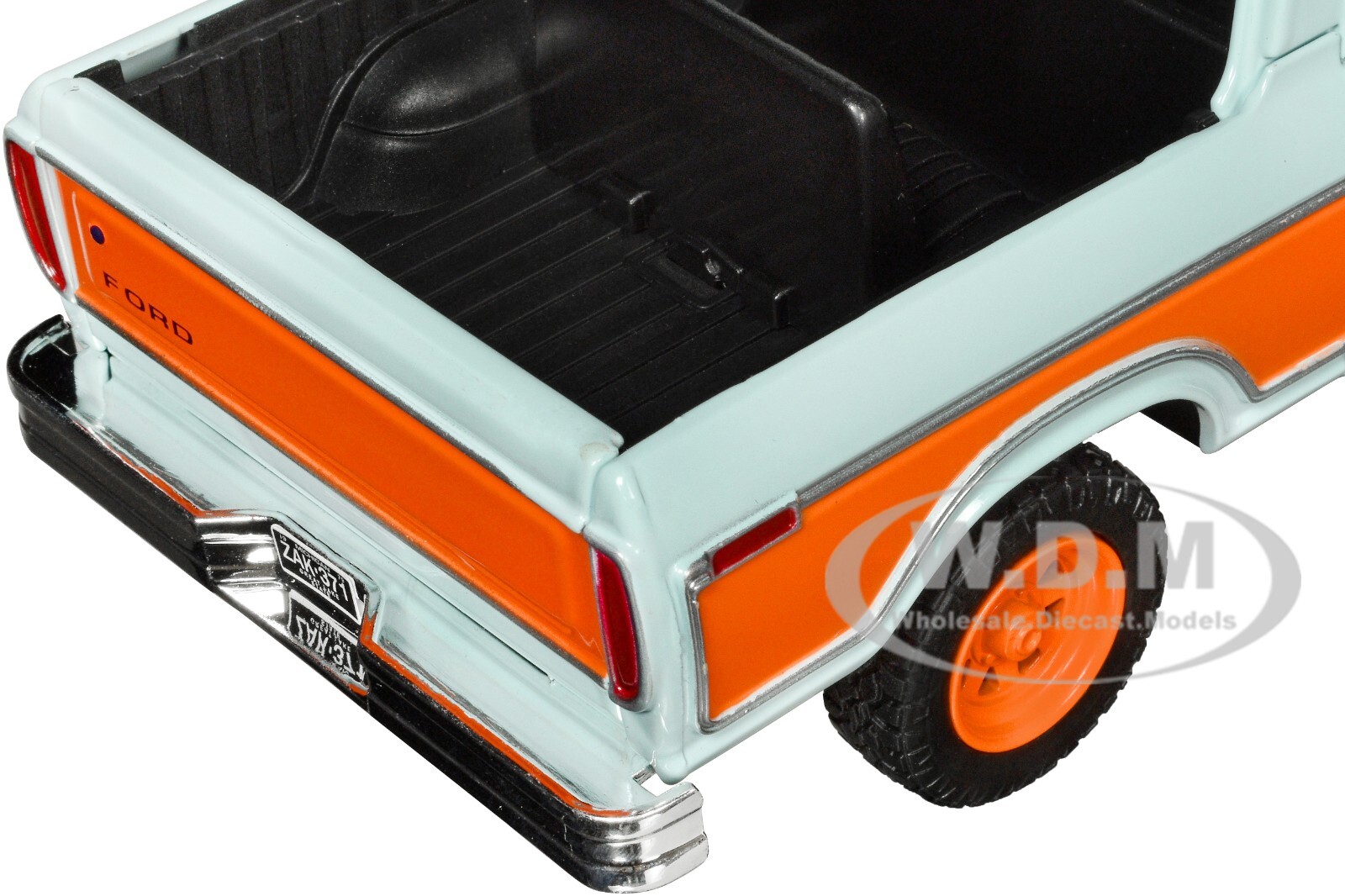 1978 FORD BRONCO LIGHT BLUE & ORANGE “GULF OIL” 1/24 DIECAST BY MOTORMAX 79662