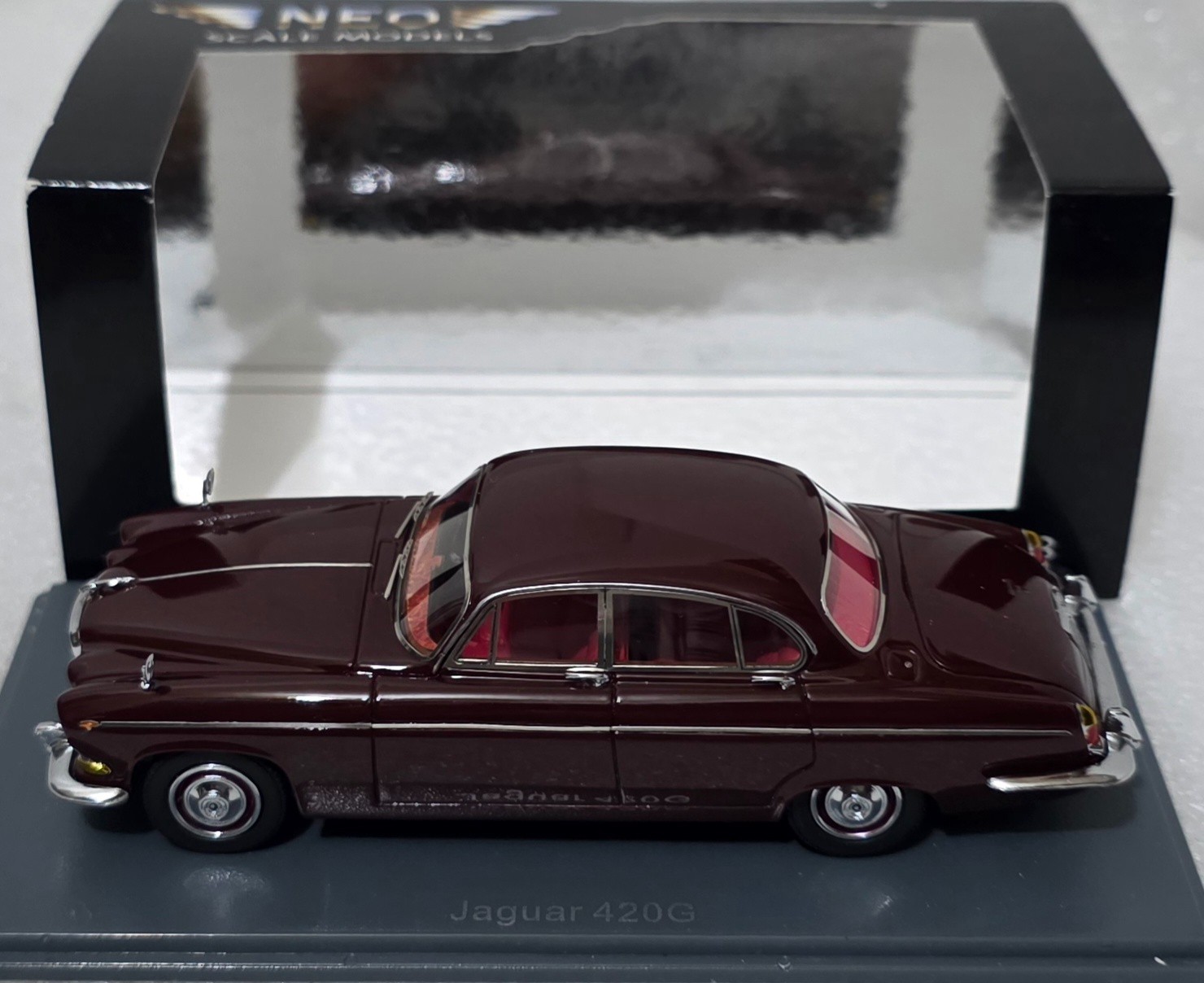 Jaguar 420G RHD 1967 Red 1/43 Neo NEO43908 Resin Model OVP