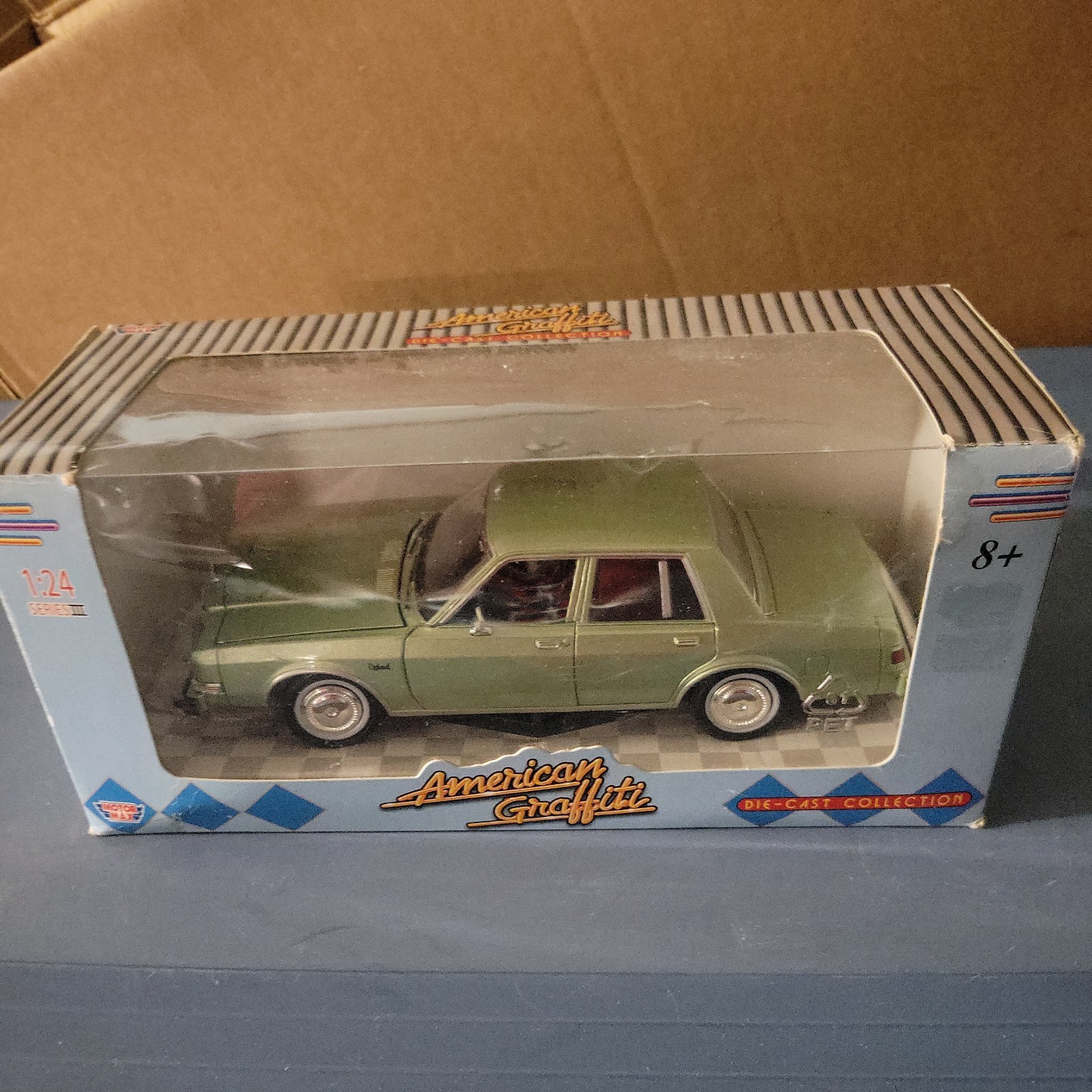 MOTOR MAX – 1986 Dodge Diplomat Salon AMERICAN GRAFFITI 1:24 Scale Diecast Green