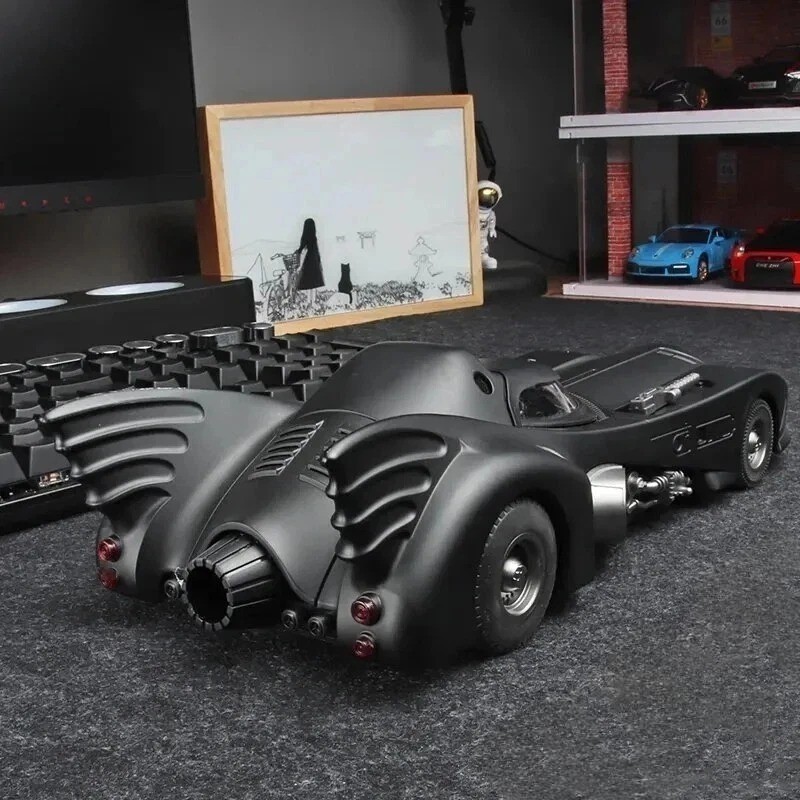 1:24 1989 Batmobile Diecast Model Alloy Car – Sound Light & Spray Mist Toy Gift