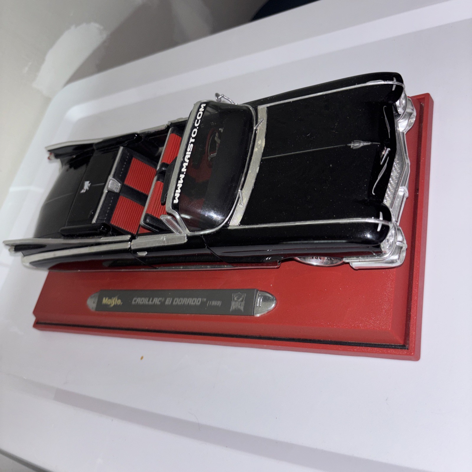 Maisto 1:18 1959 Cadillac Eldorado Biarritz Custom Shop Black with Stand