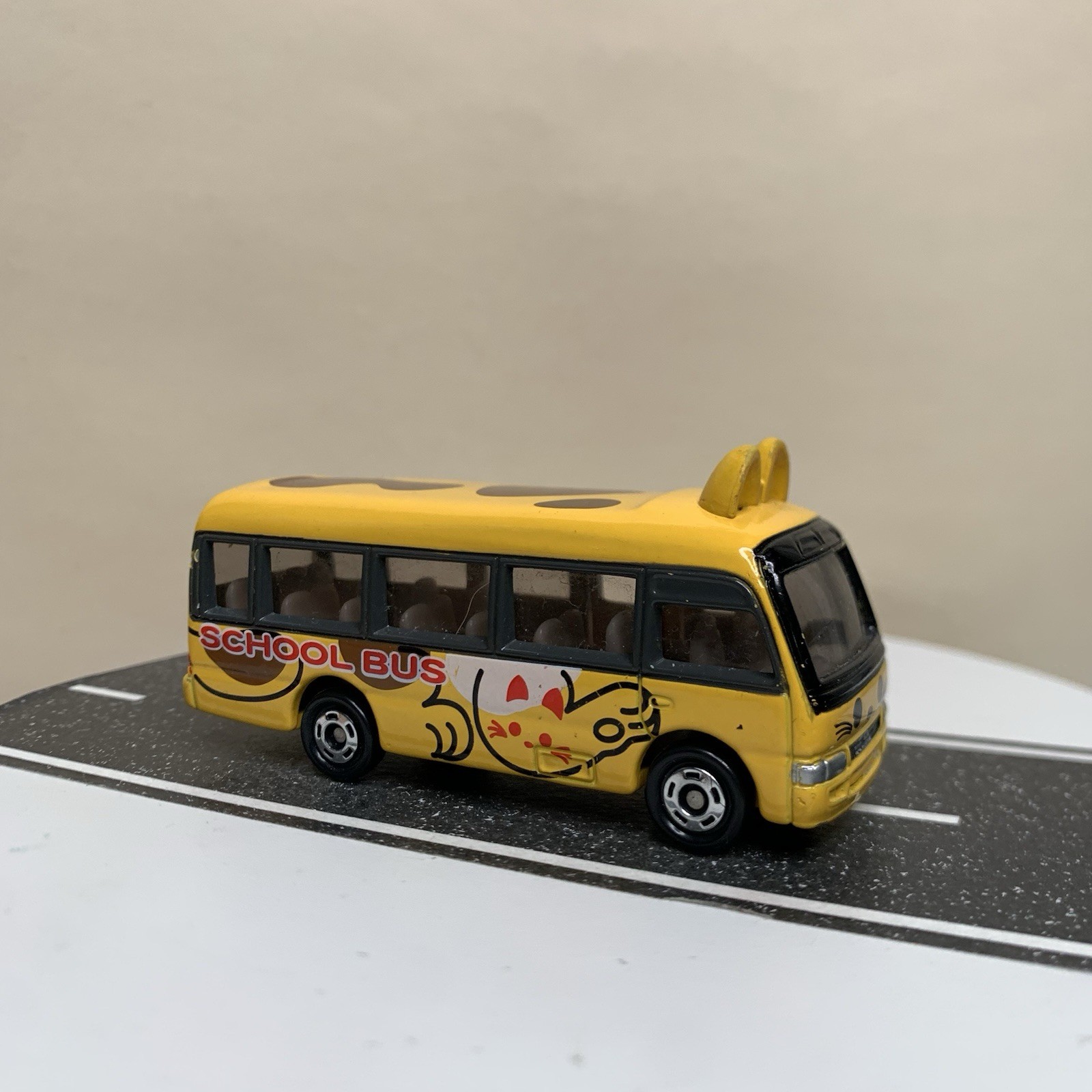 Tomy Tomica #92 Toyota Coaster Kindergarten Cat Animal School Bus Yellow 1/89