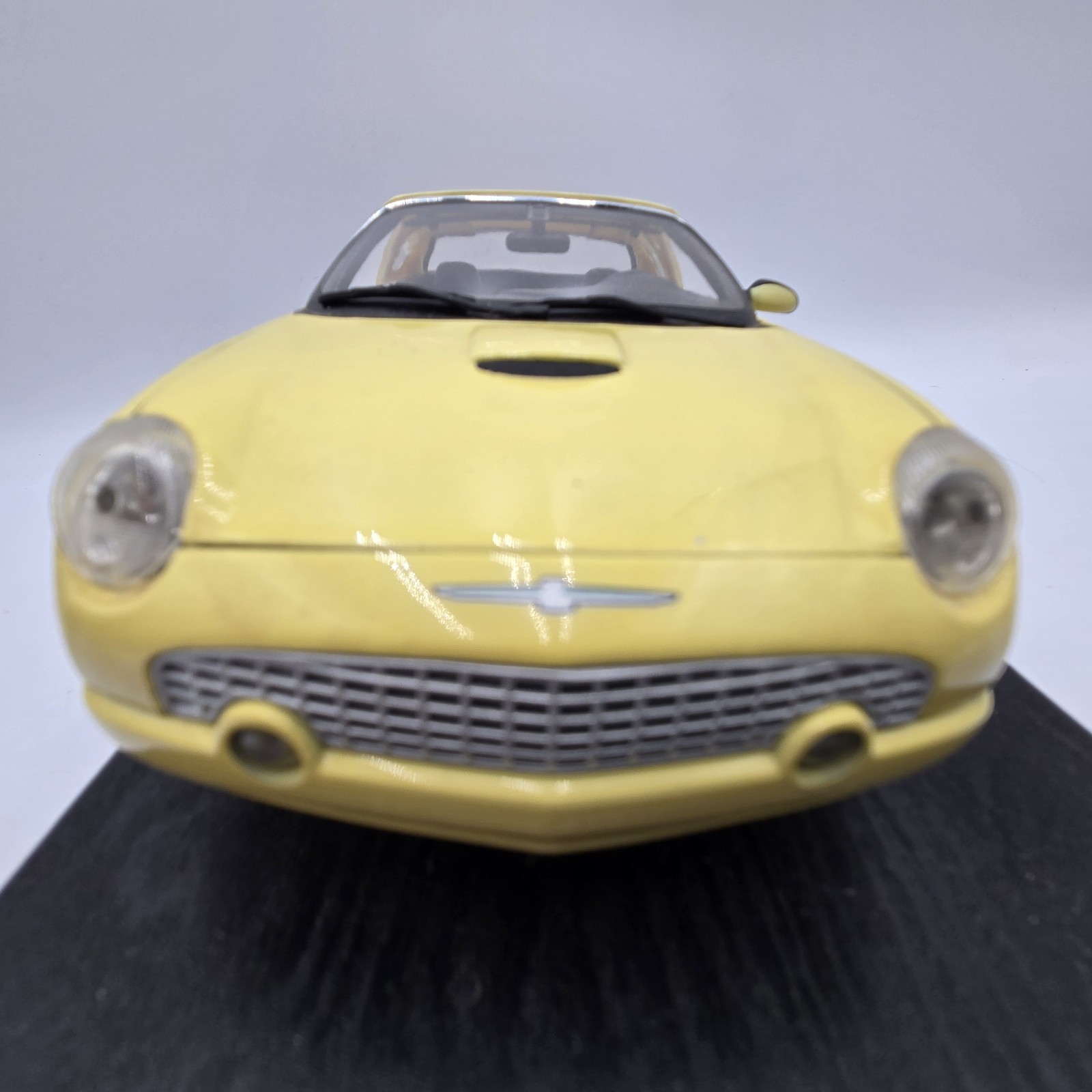 MAISTO Special Edition 1:18 Ford Thunderbird Show Car 1999 Removable Top w/Stand