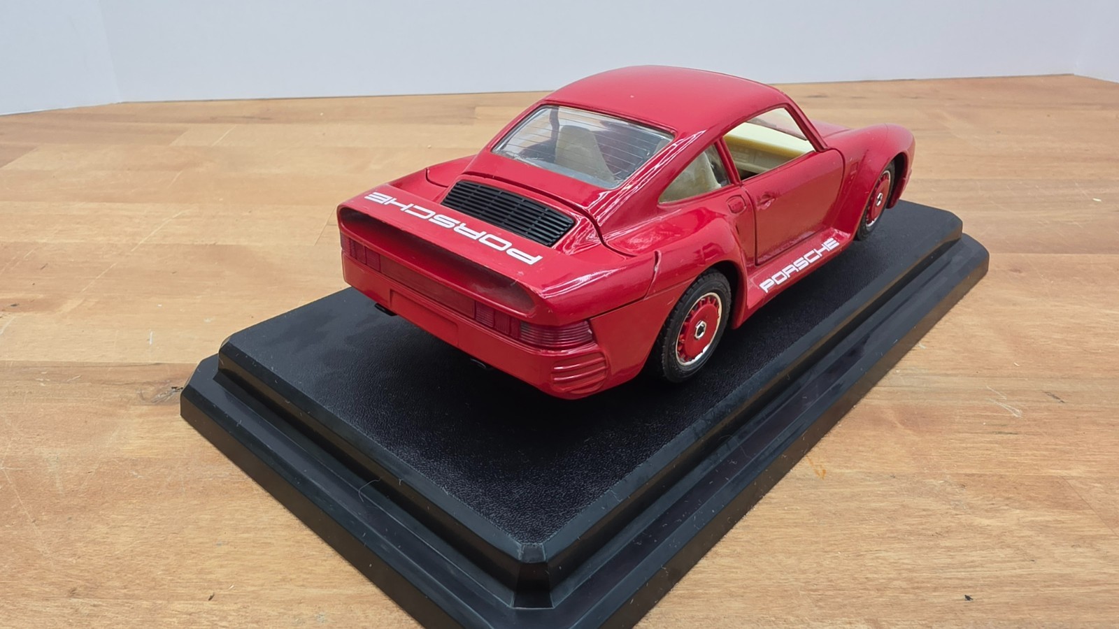 Bburago Diecast 1/24 Porsche 959 Turbo With Stand