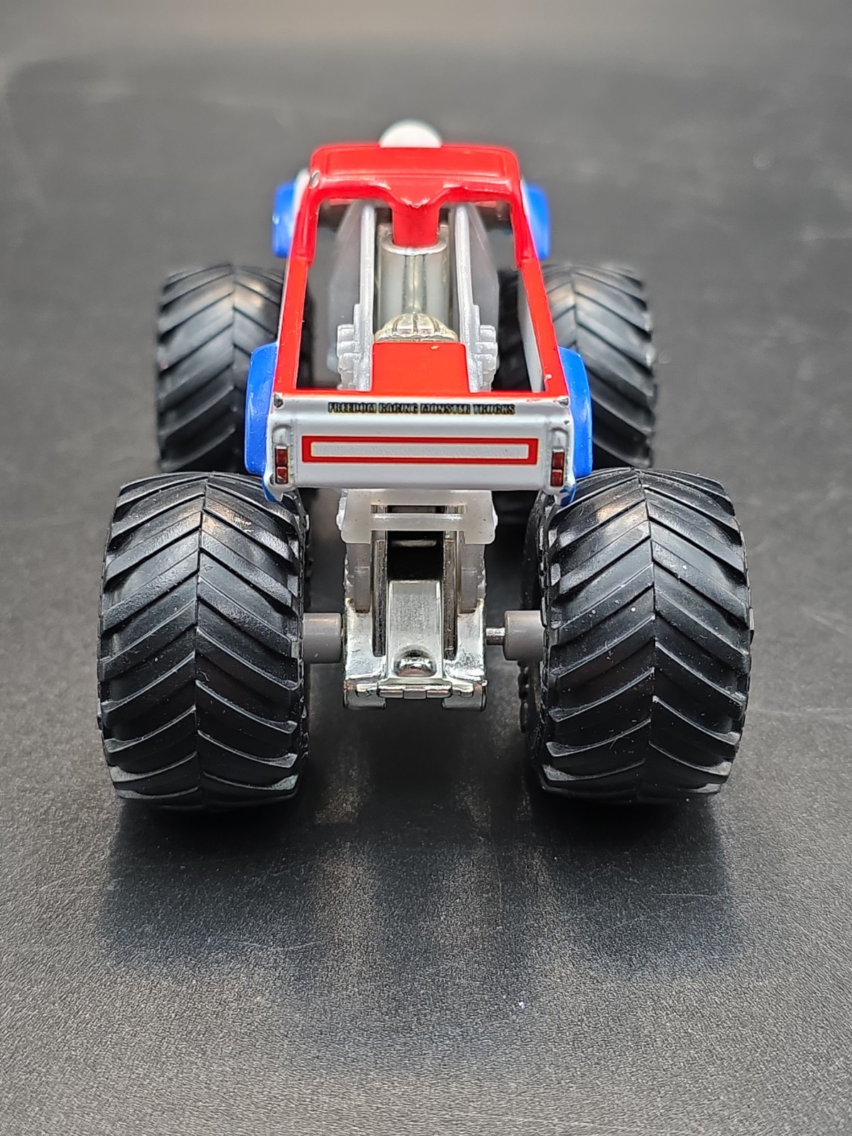 SPIN MASTER MONSTER JAM COLOR CHANGERS, CYCLOPS,RED/WHITE BLUE, 1:64