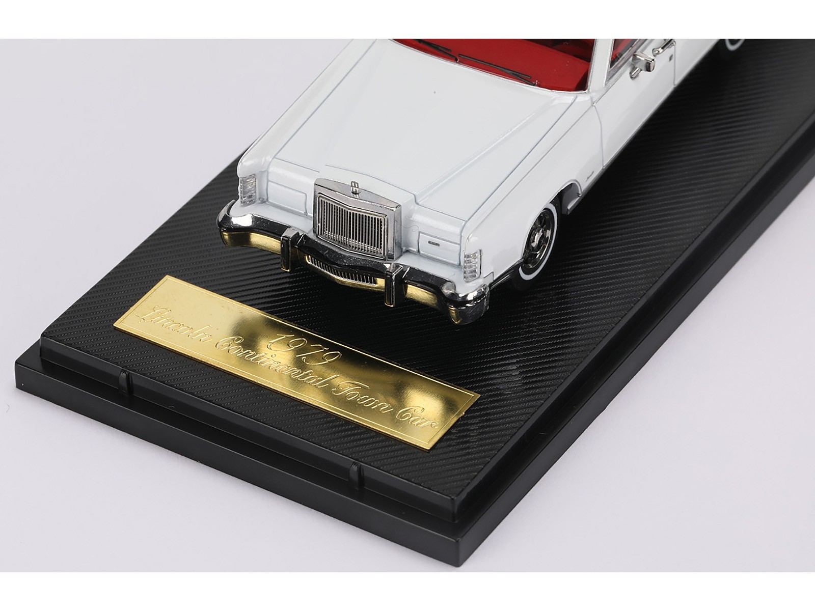 1979 LINCOLN CONTINENTAL TOWN CAR WHITE 1/64 DIECAST MODEL BY SUN STAR 60005