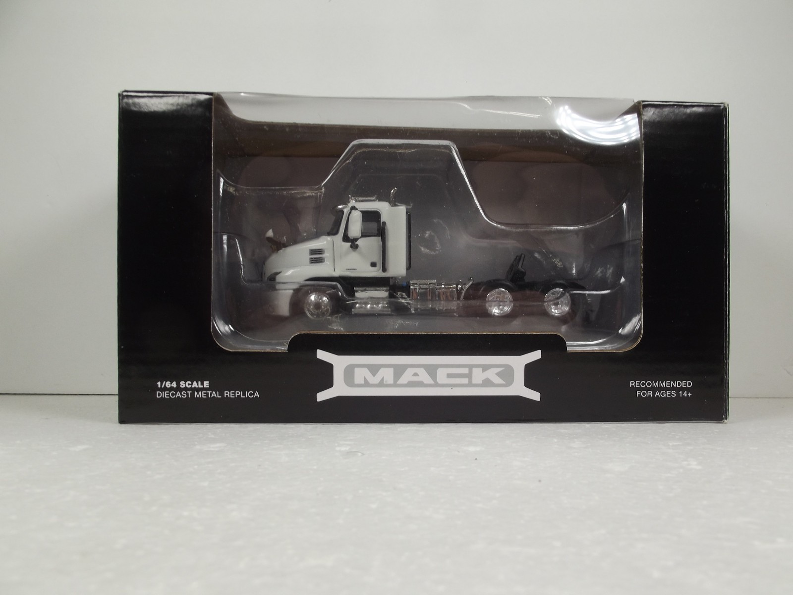 1/64 MACK ANTHEM TANDEM AXLE DAY CAB