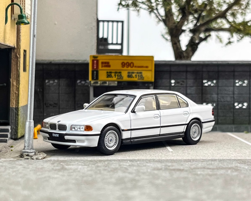 AR 1:64 White 750iL E38 Luxury Sedan Sports Model Diecast Metal Car