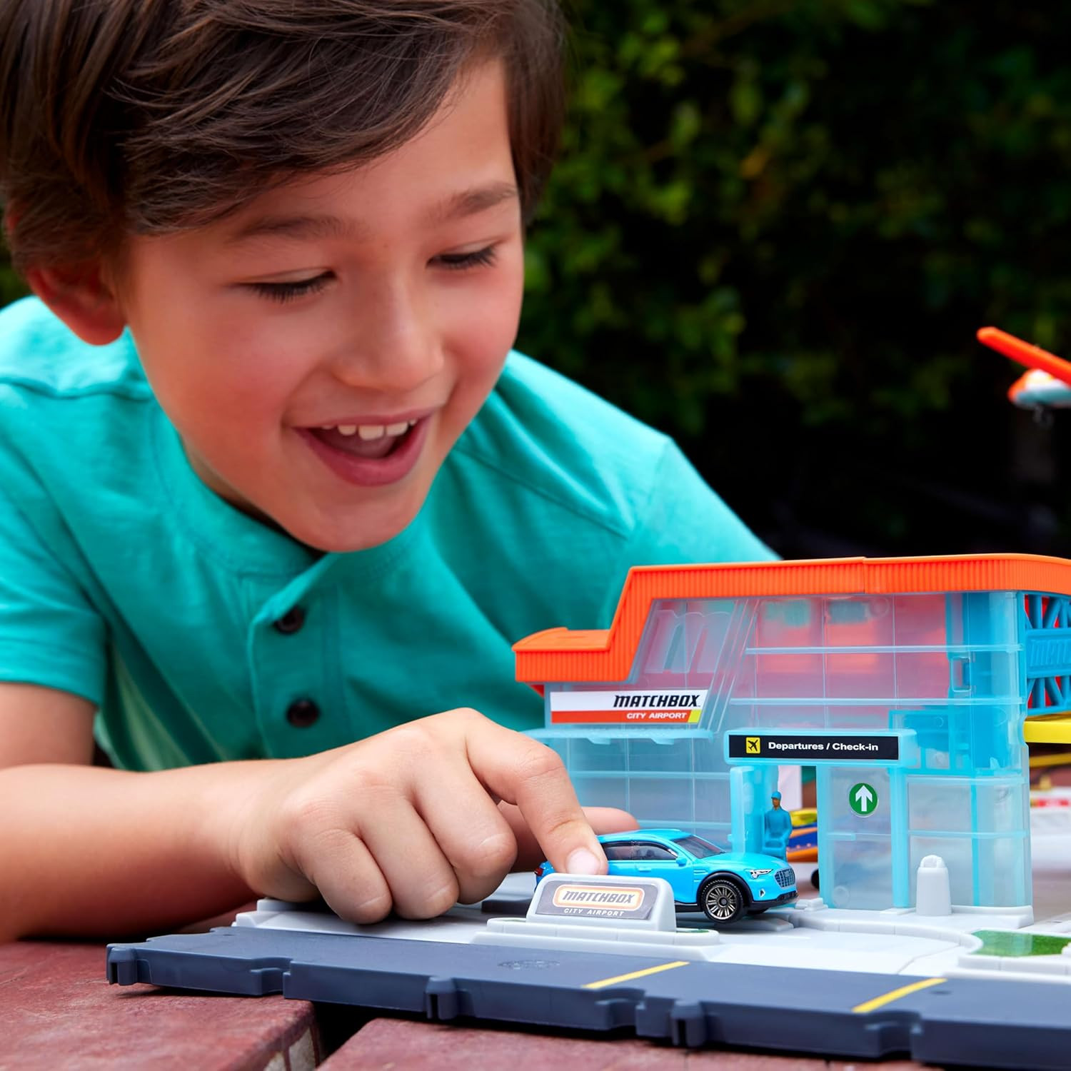 Matchbox Toy Car Playset, Takeoff Adventure Airport Set with Die-Cast Audi in 1: