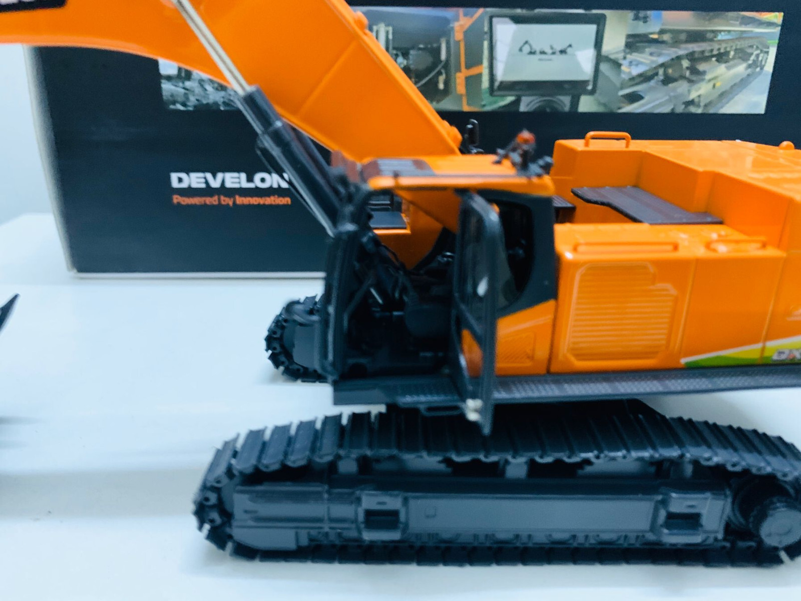 Develon DX680HD Crawler Excavator Metal Machines 1:50 Scale Die-Cast Model New