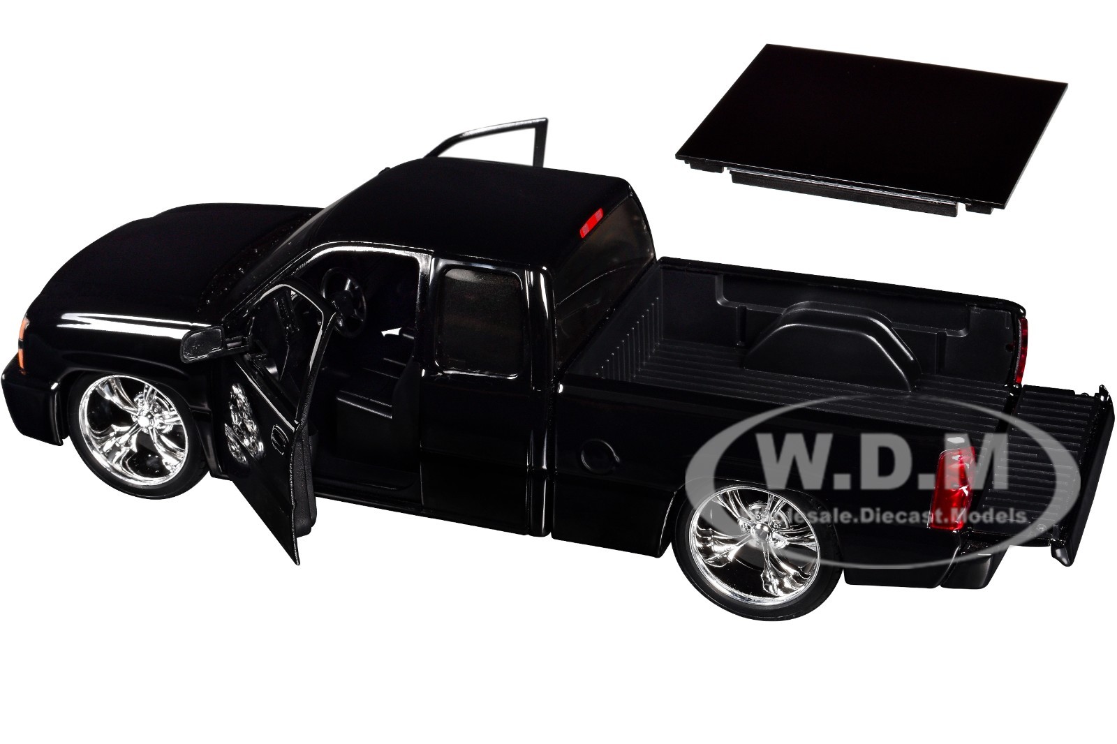 2006 CHEVROLET SILVERADO CUSTOM PICKUP BLACK 1/25 DIECAST BY MOTORMAX 79039