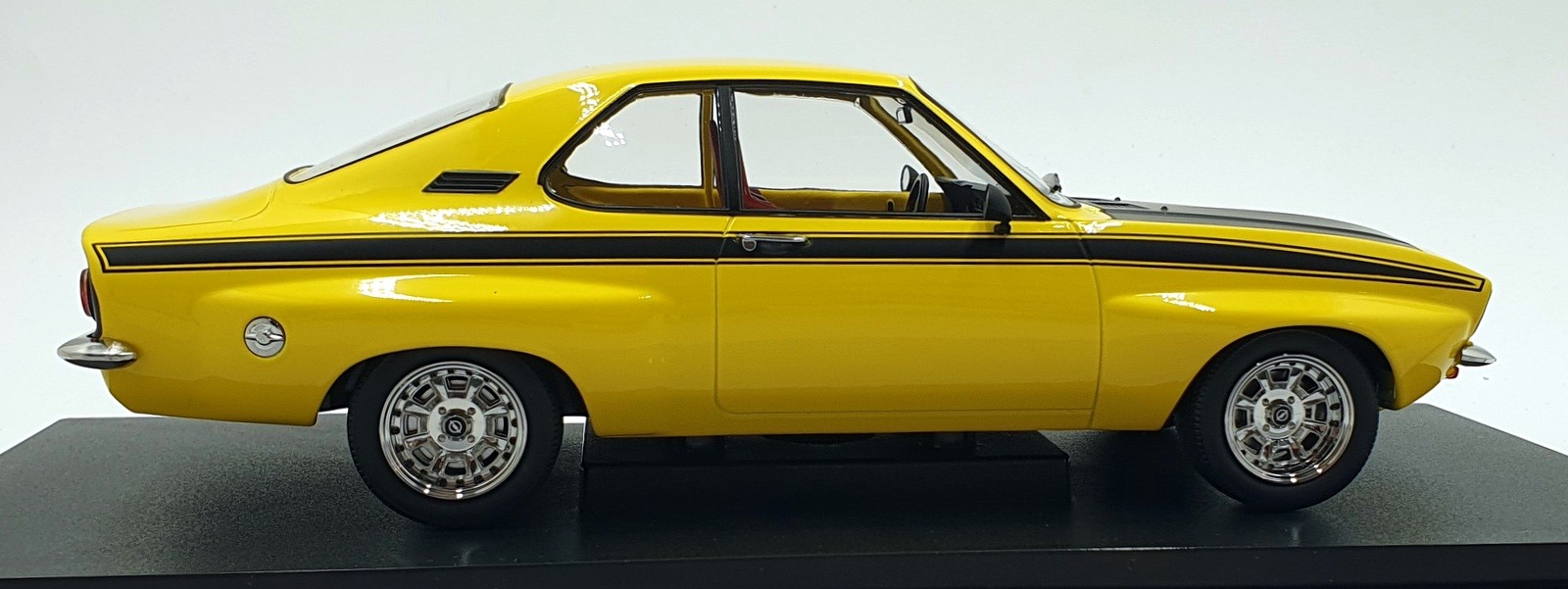 MCG 1/18 Scale Diecast MCG18426 – Opel Manta A – Yellow