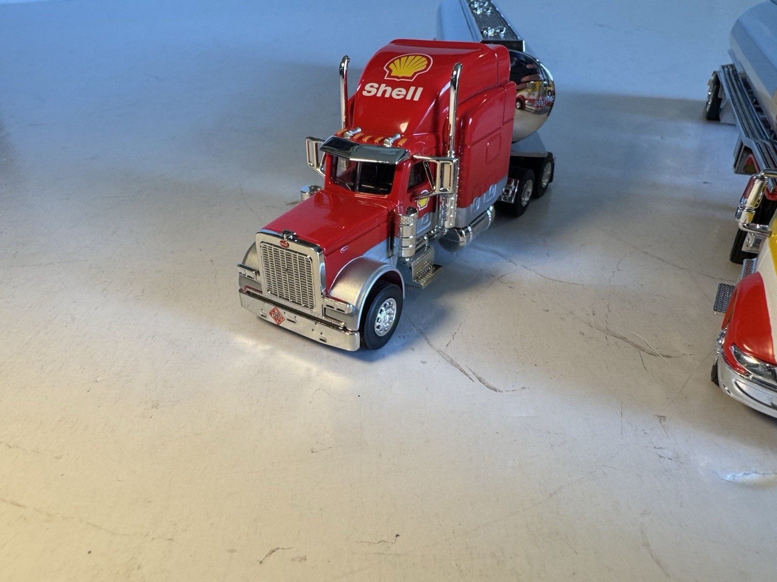 Speccast 1:64 Diecast Shell Peterbilt Tanker Trailer & Freightliner Rack Truck