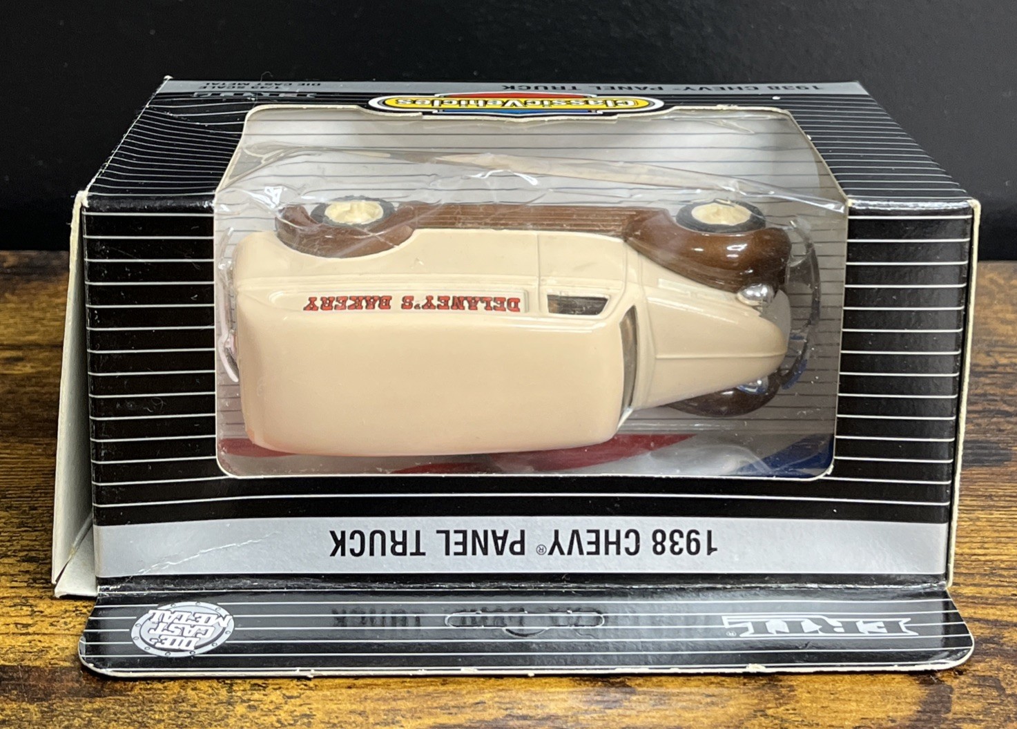 ERTL Classic Vehicles Delaney’s Bakery 1938 Chevy Panel Truck 1/43 Scale #2824
