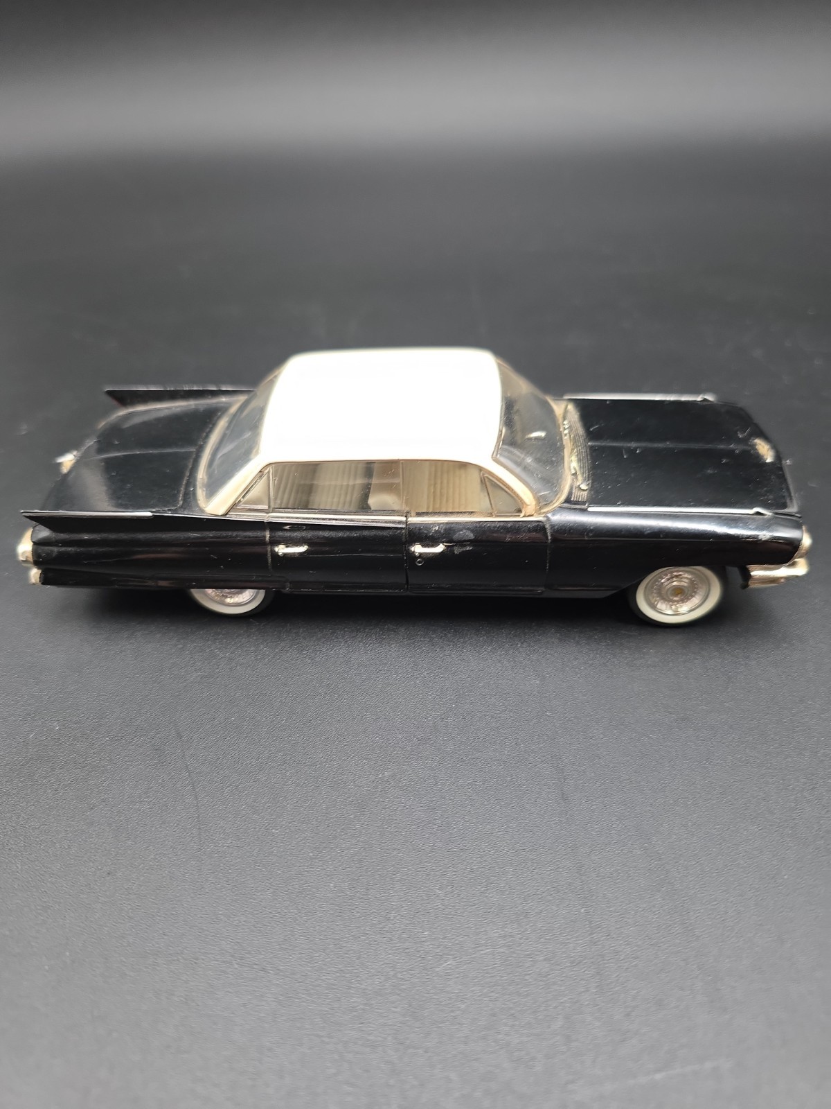 Signature Models: 1/32 Diecast 1961 Sedan De Ville Black/White