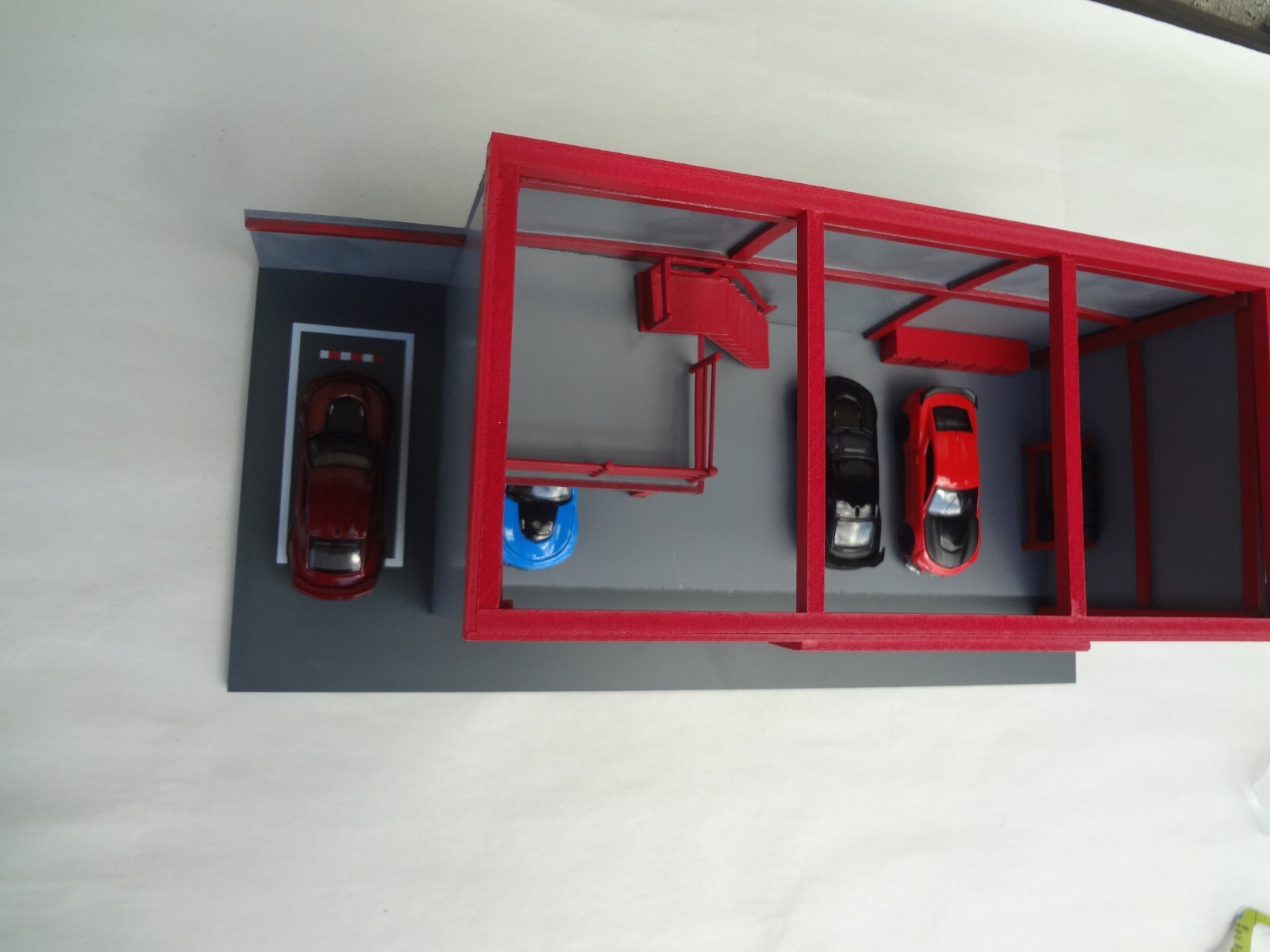1:64 scale Mechanic Garage Diorama Gray & Red cars are not included