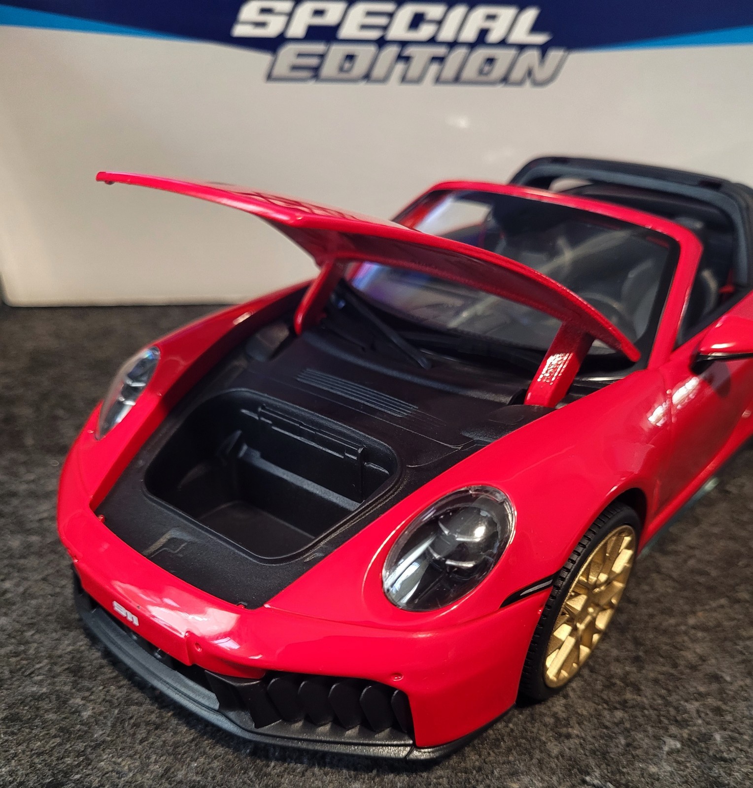 Porsche 911 Targa 4 GTS 1:18 Maisto Diecast Model Red Gold Removable Top