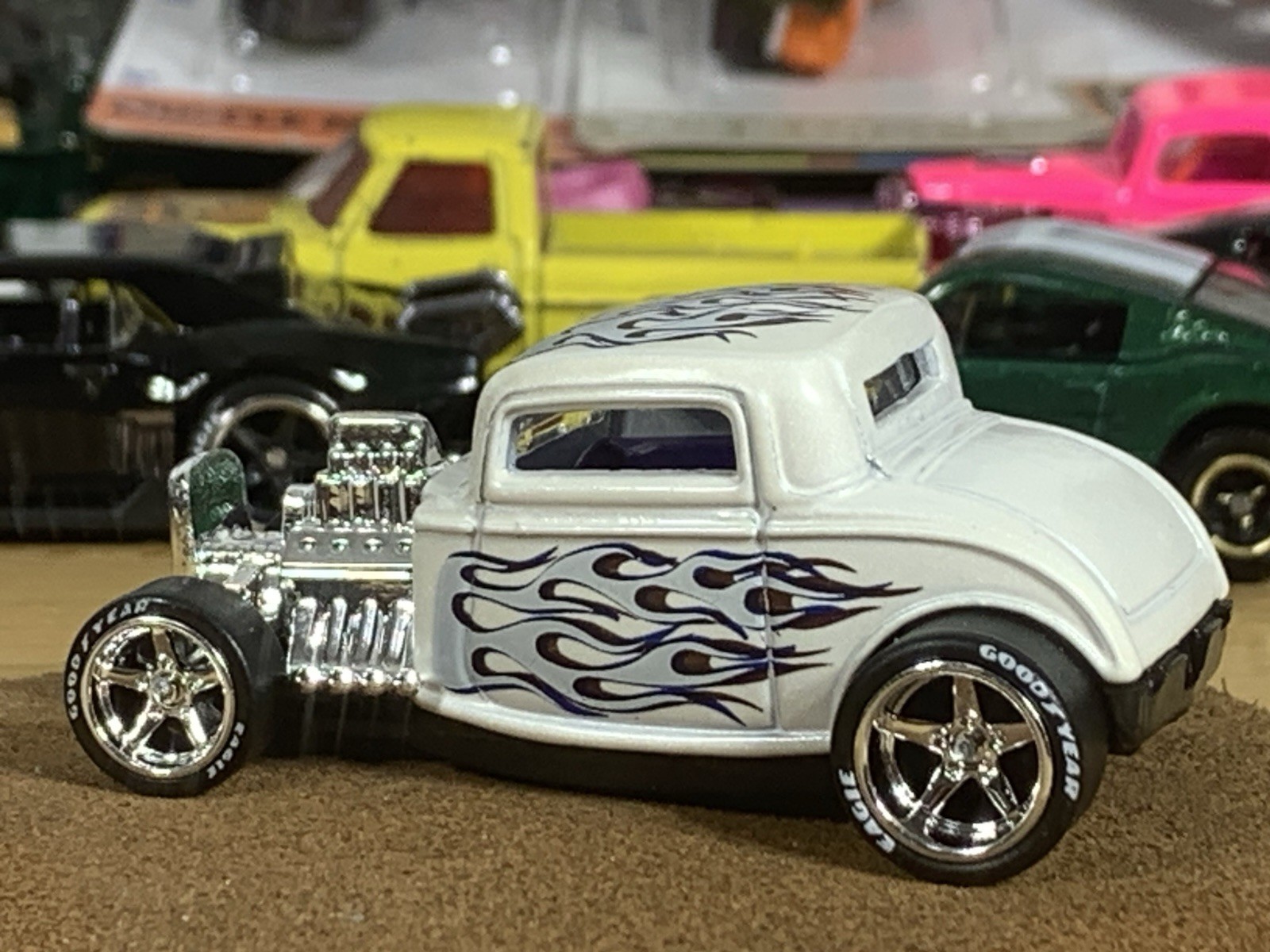 Hot Wheels ’32 Ford Pearl White with Flames Hot Rod Custom Wheel Swap Loose