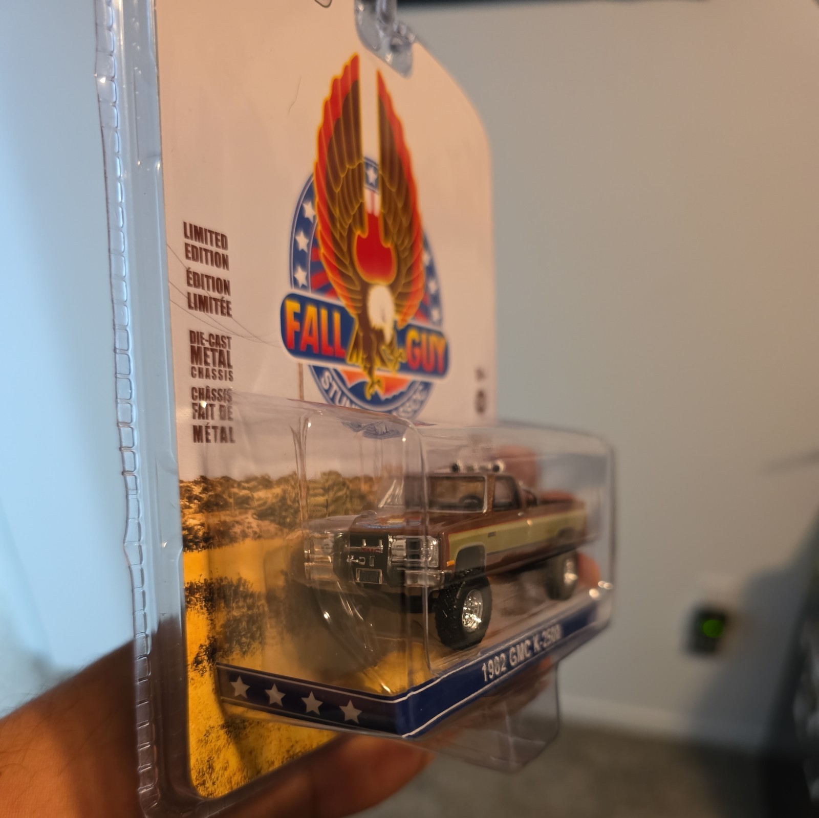 GREENLIGHT 44860F 1:64 1982 GMC K-2500 PICKUP TRUCK BROWN THE FALL GUY