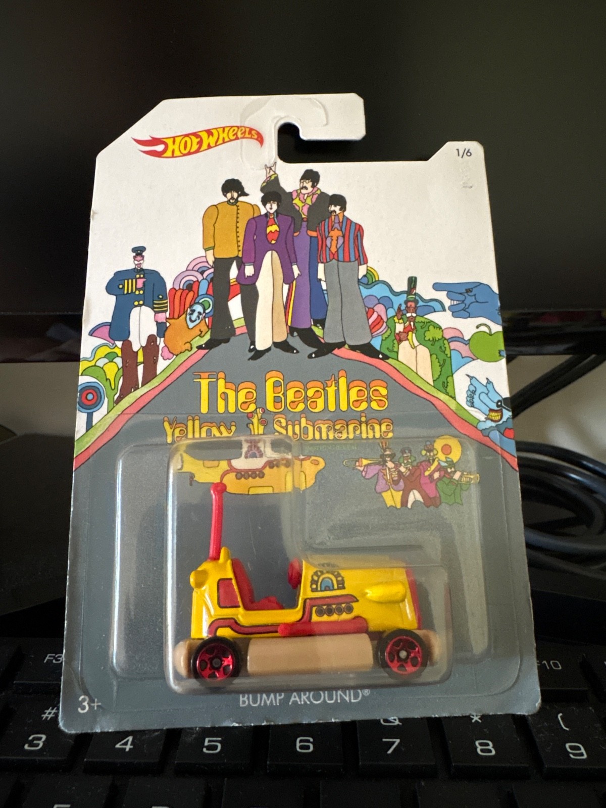 HOT WHEELS 1/6 THE BEATLES YELLOW SUBMARINE BUMP AROUND