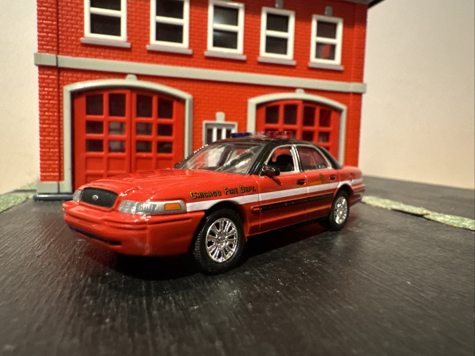 Greenlight Hot Pursuit Chicago Fire Dept Ford Crown Victoria Police 1:64 Diecast