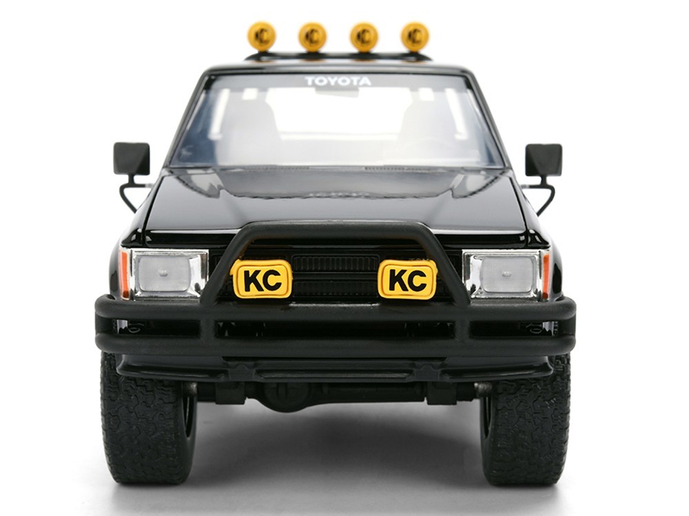 1985 TOYOTA SR5 PICKUP BLACK W/SKATEBOARD “BACK TO THE FUTURE” 1/24 JADA 36479