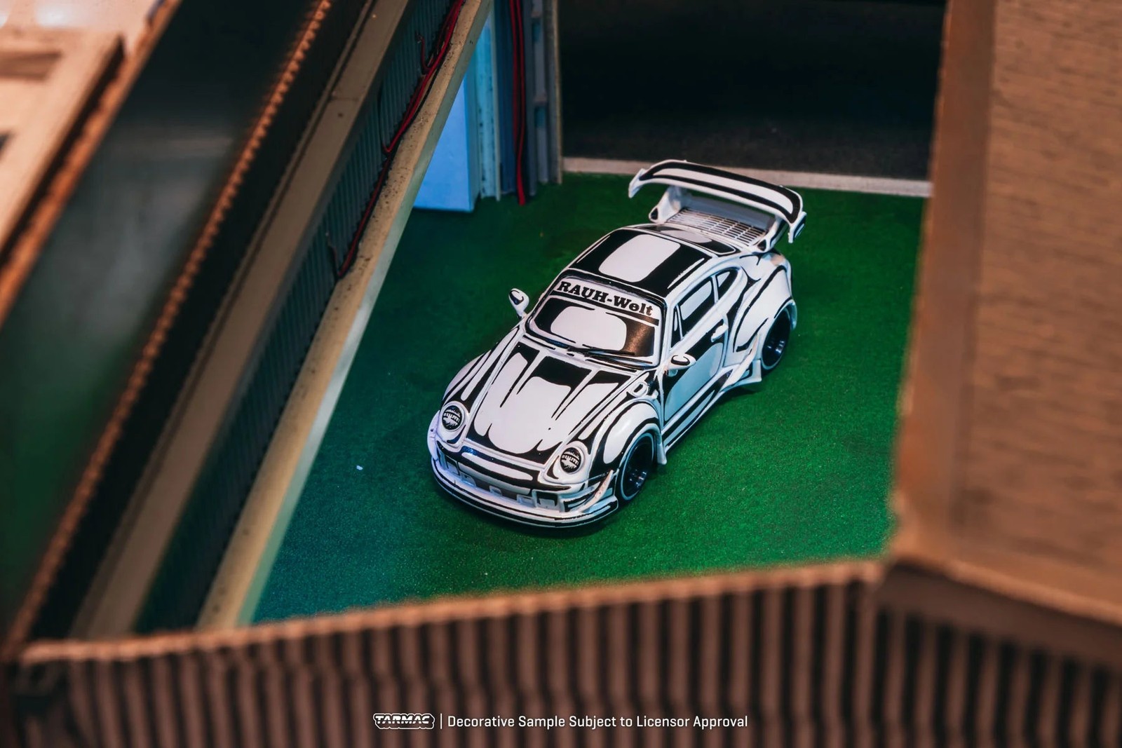 Tarmac Works Porsche RWB 993 – Designed by JOSHUA VIDES T64-TL017-JV