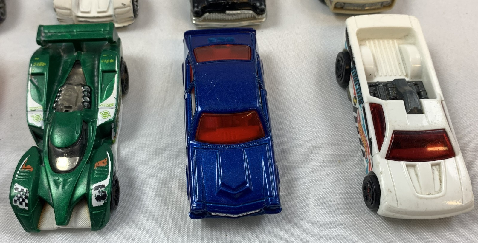 Mattel Hot Wheels Bundle 20 Cars Collection Batmobile AcceleRacers Piledriver