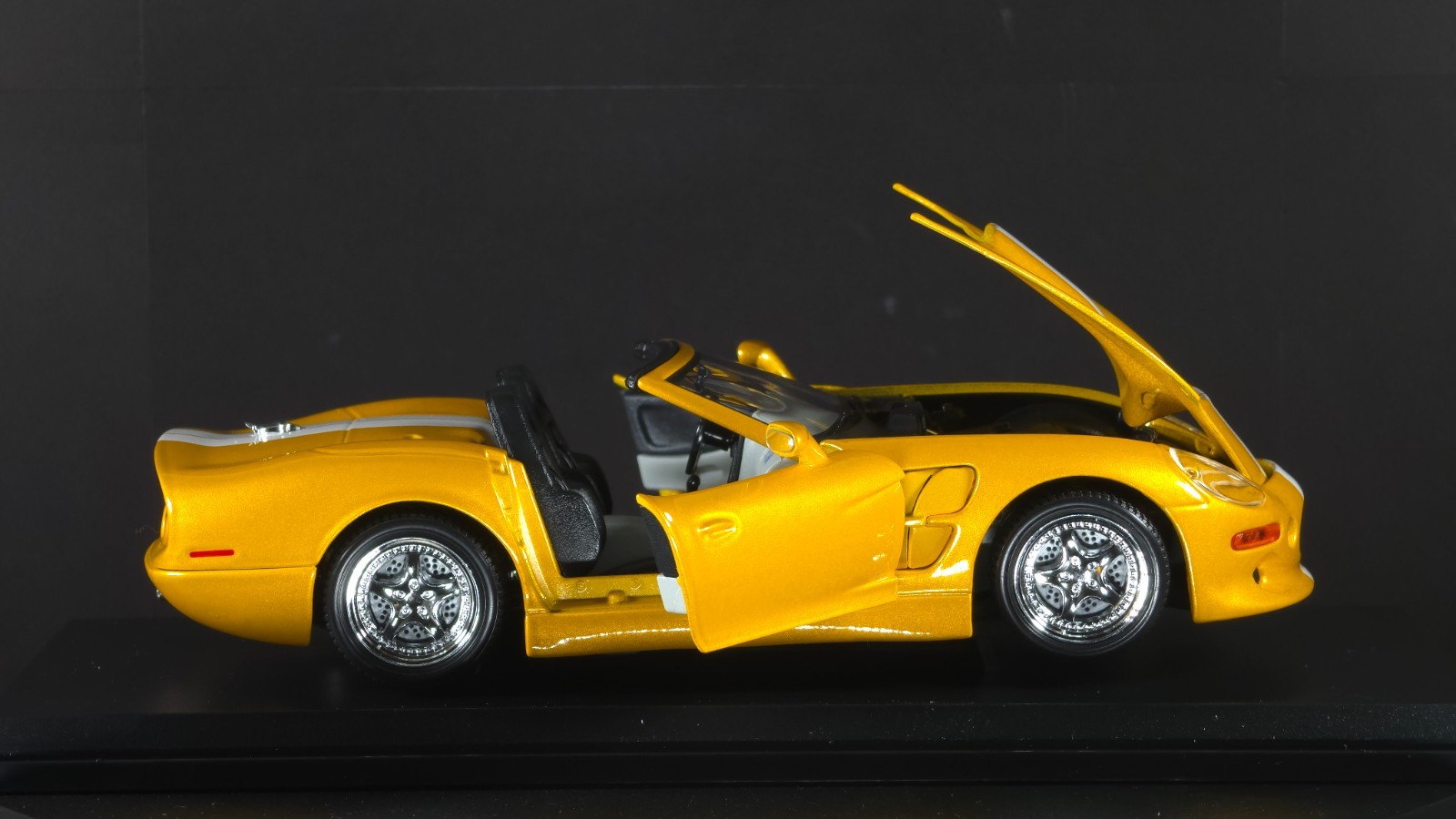 Shelby Series one 1:18 Maisto Exclusive Style Special Edition – Yellow