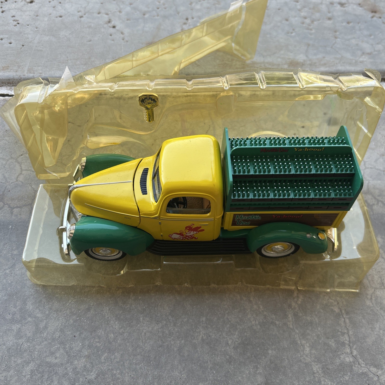 Mountain Dew Diecast With Key 1940s truck miniature car