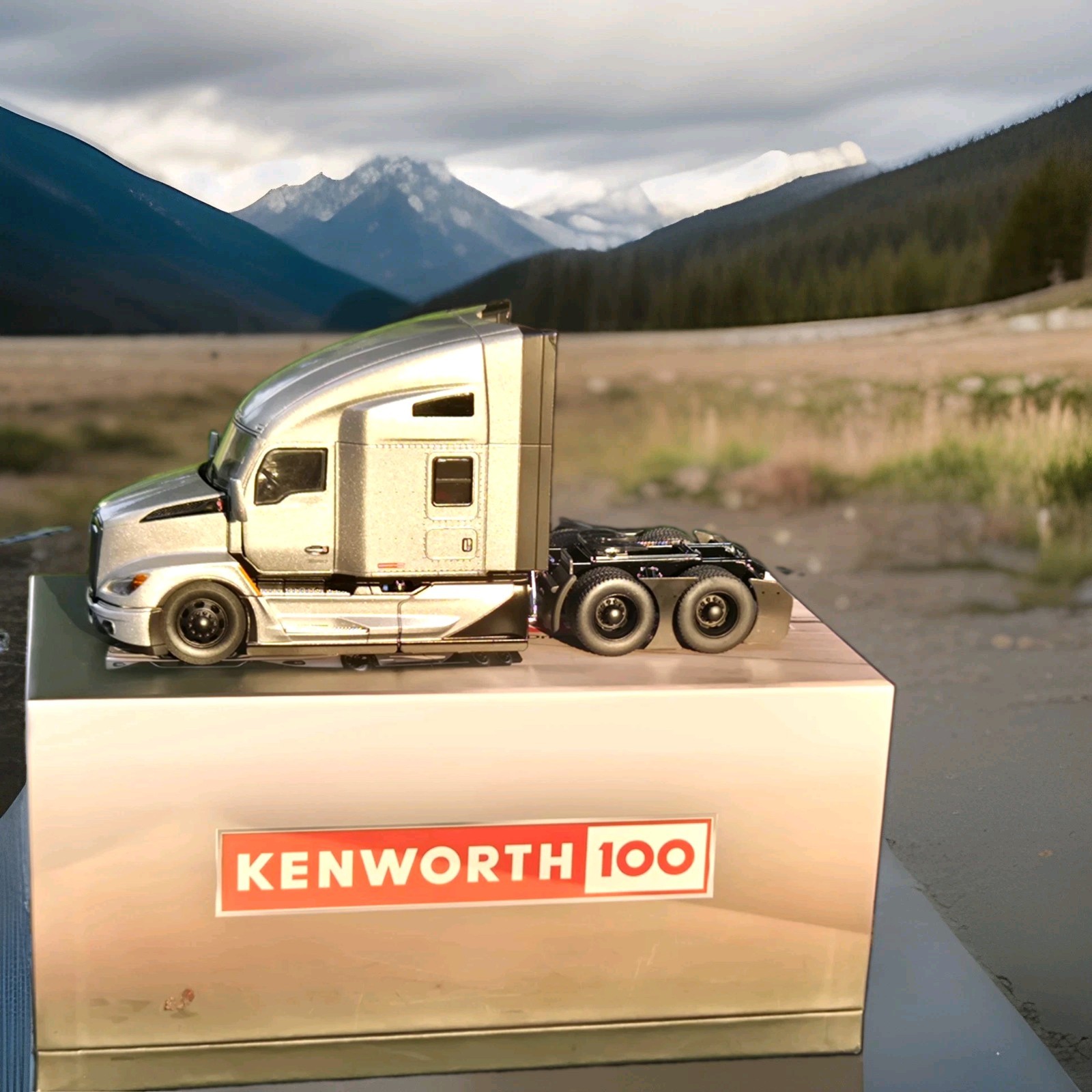 Kenworth 100 T680 1:32 Diecast Semi Truck Model Silver/Black Opening Hood/Doors