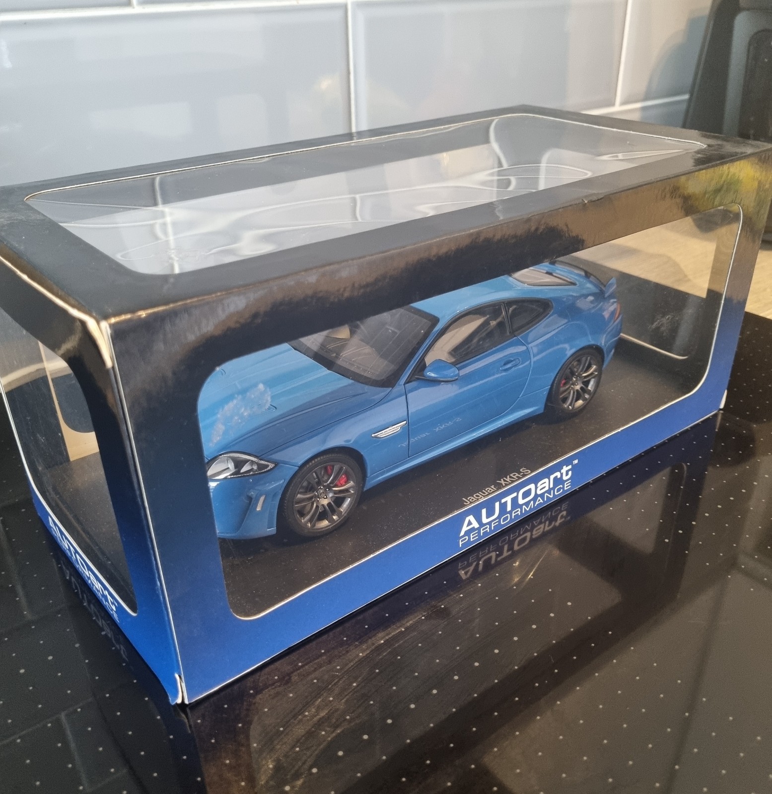 Jaguar 73641 XKR-S French Racing blue Auto Art models 1:18