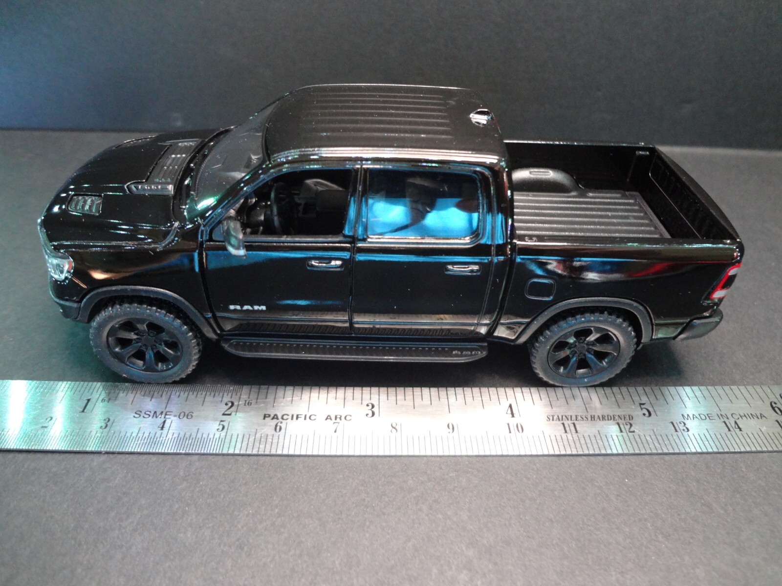 1:46 Scale 2019 Dodge RAM 1500 black – Loose