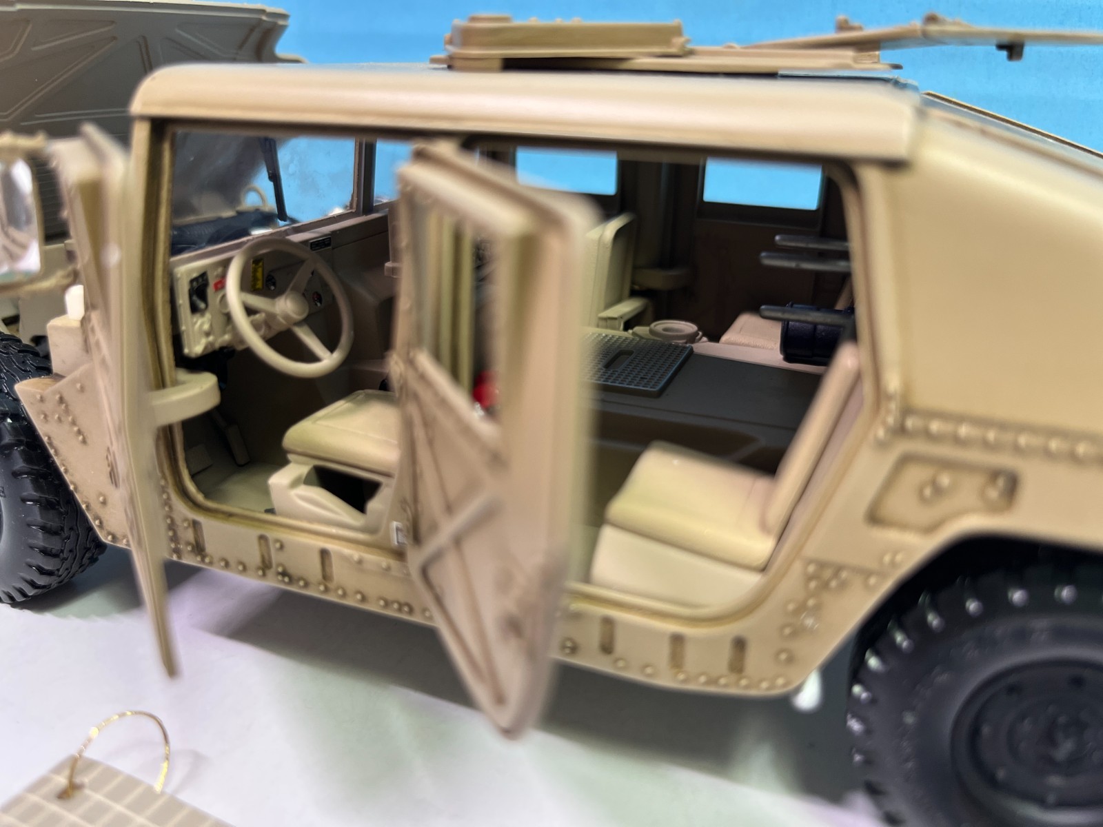 1/24 MILITARY AM GENERAL HUMVEE DESERT CAMO BEIGE BOXES & PAPERWORK READ CO