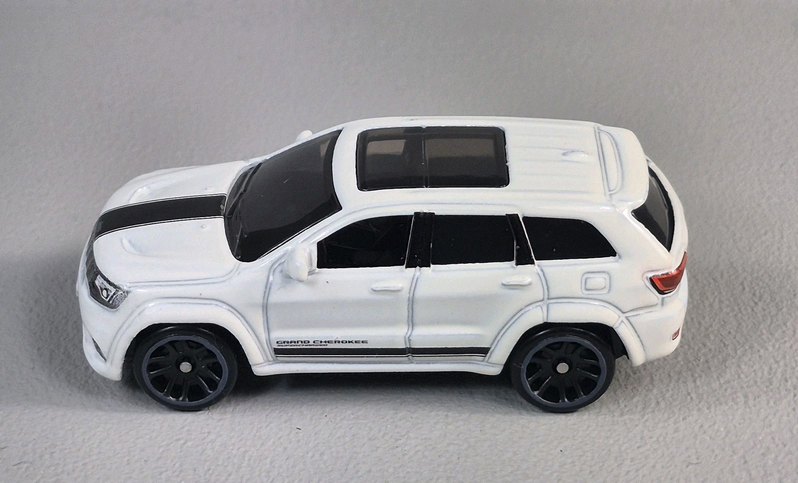 2019 JEEP GRAND CHEROKEE TRACKHAWK Diorama Collectible DieCast Model 1:64 LOOSE