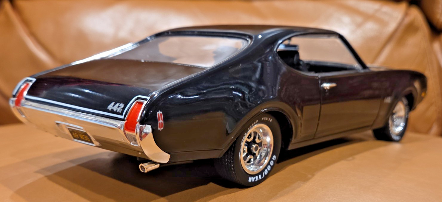 ERTL American Muscle Diecast 1969 Olds 442, W-30 Black 1/18