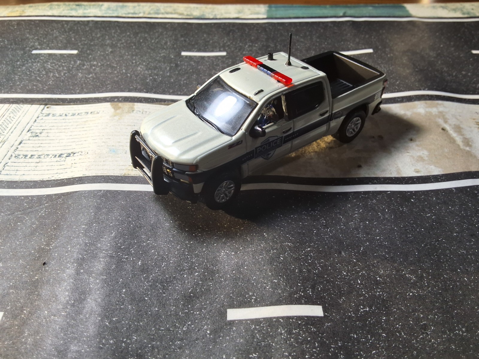 Greenlight Police Custom 1/64 Chevy Silverado SSV with Police Officer Driving