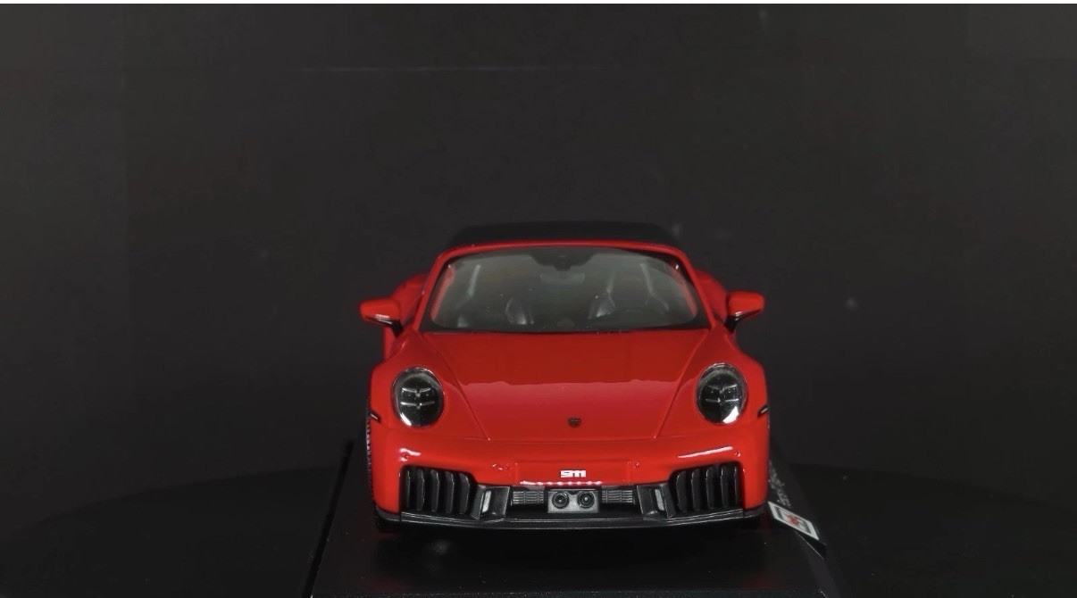 Porsche 911 Targa 4 GTS (992.2) 1:18 Maisto Exclusive Style Special Edition red
