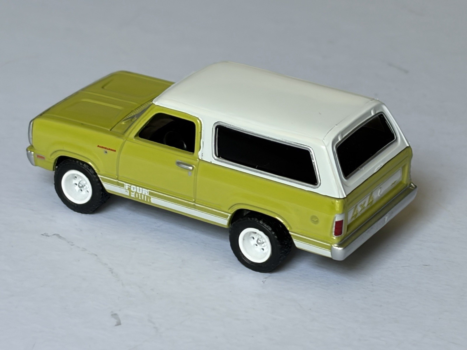 Greenlight 1977 Dodge Ramcharger 1:64 All Terrain, lime-green
