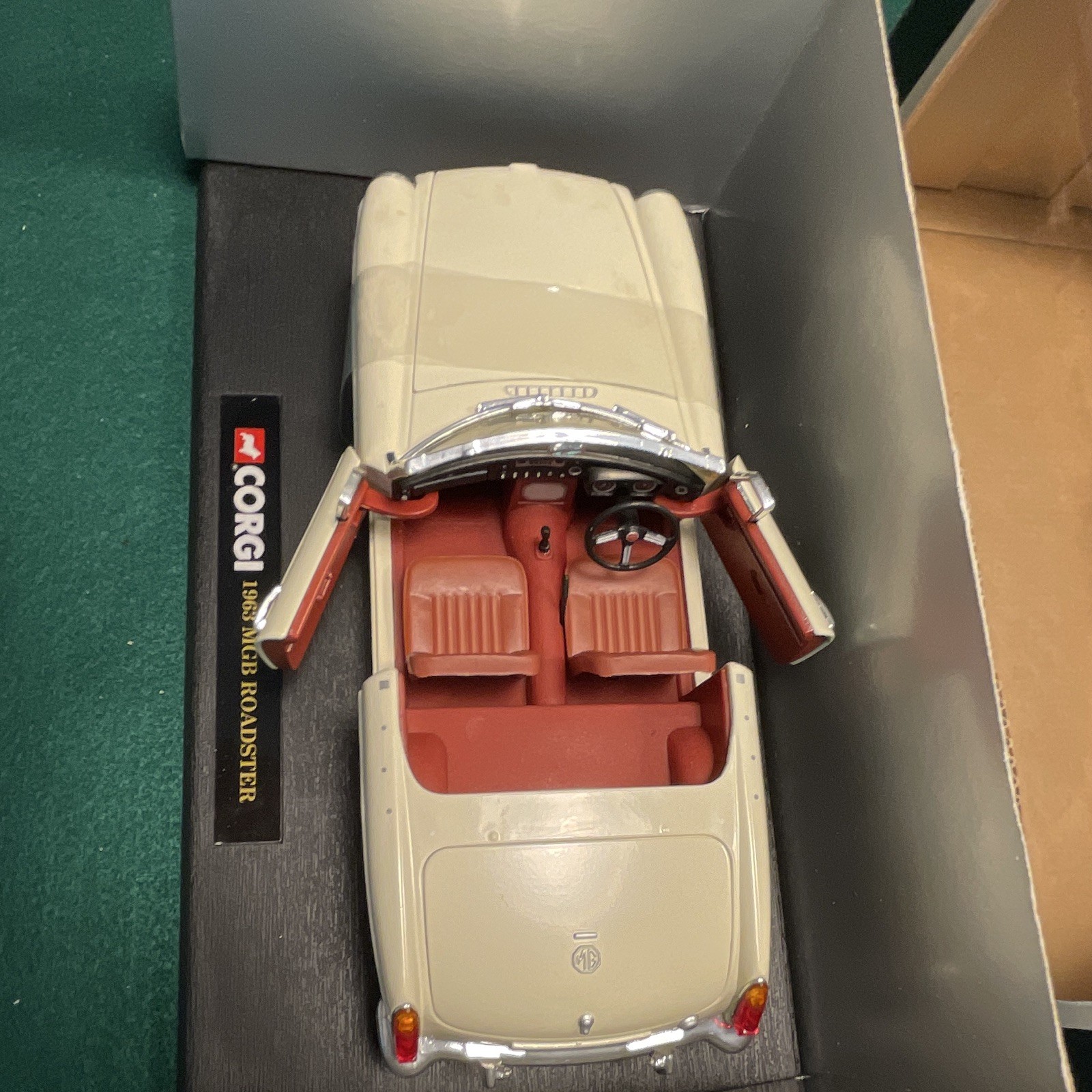 Corgi Classics 1:18 1963 MG MGB Roadster Diecast Cream/Red w/ Case