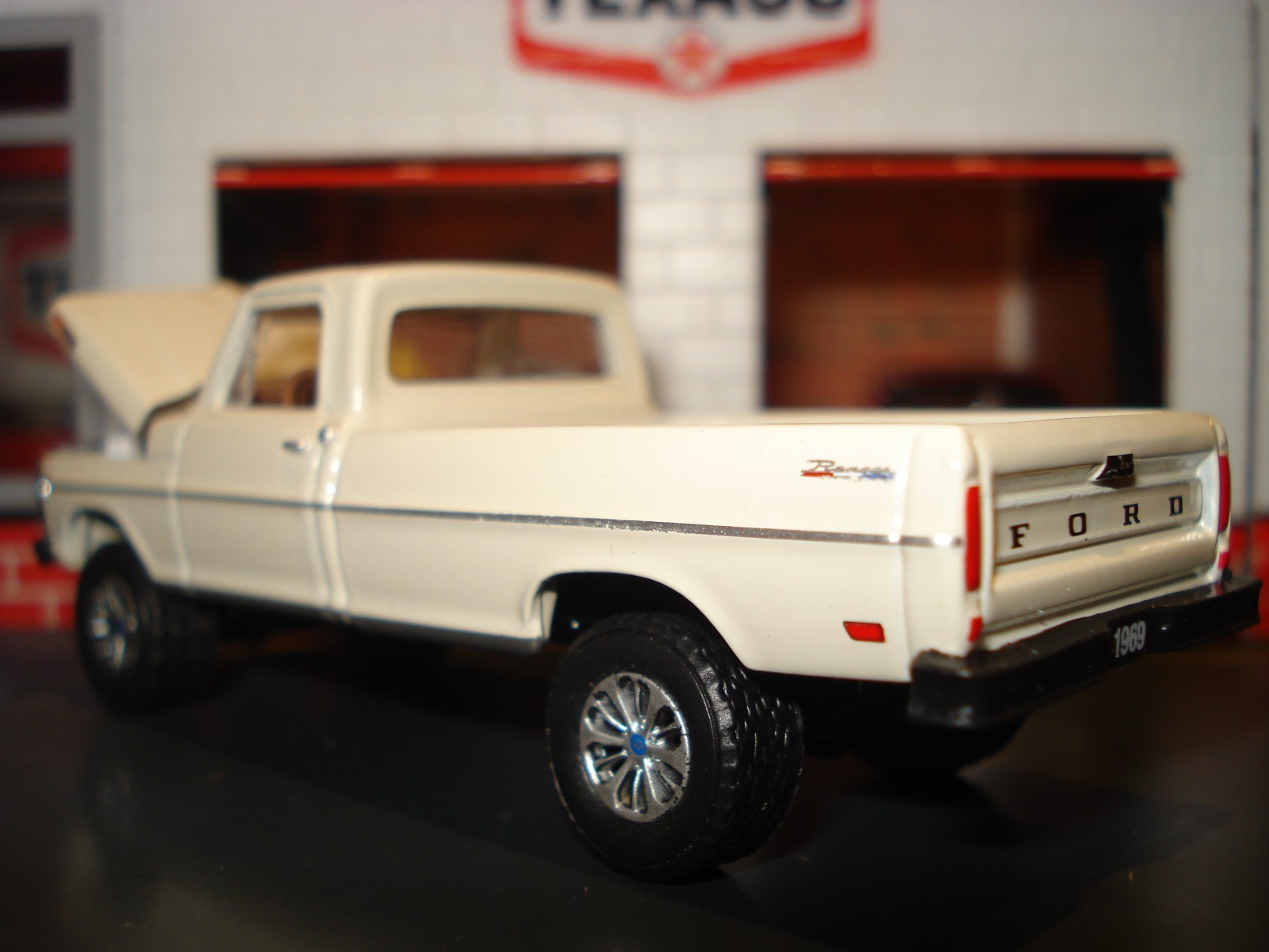 1969 FORD F-250 RANGER 4X4 LONG BOX PICKUP CUSTOM LIMITED EDITION 1/64 M2