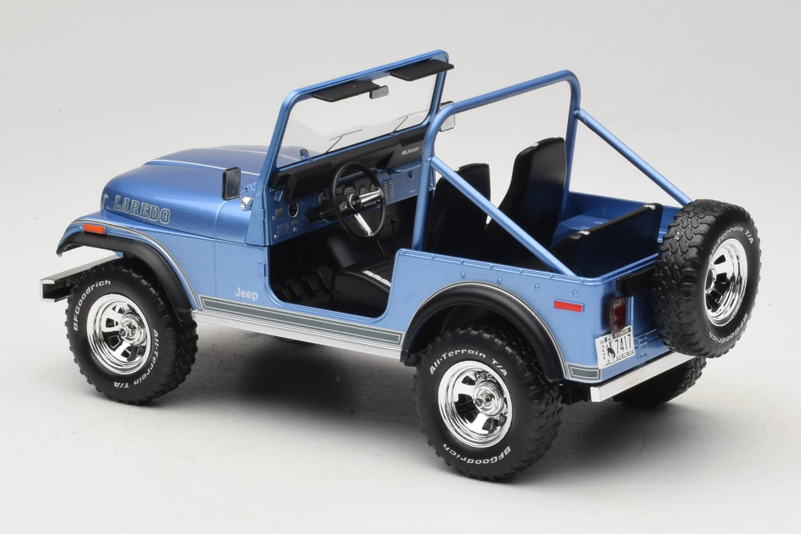 Jeep CJ-7 Laredo Blue 1:18 MCG | MCG18553